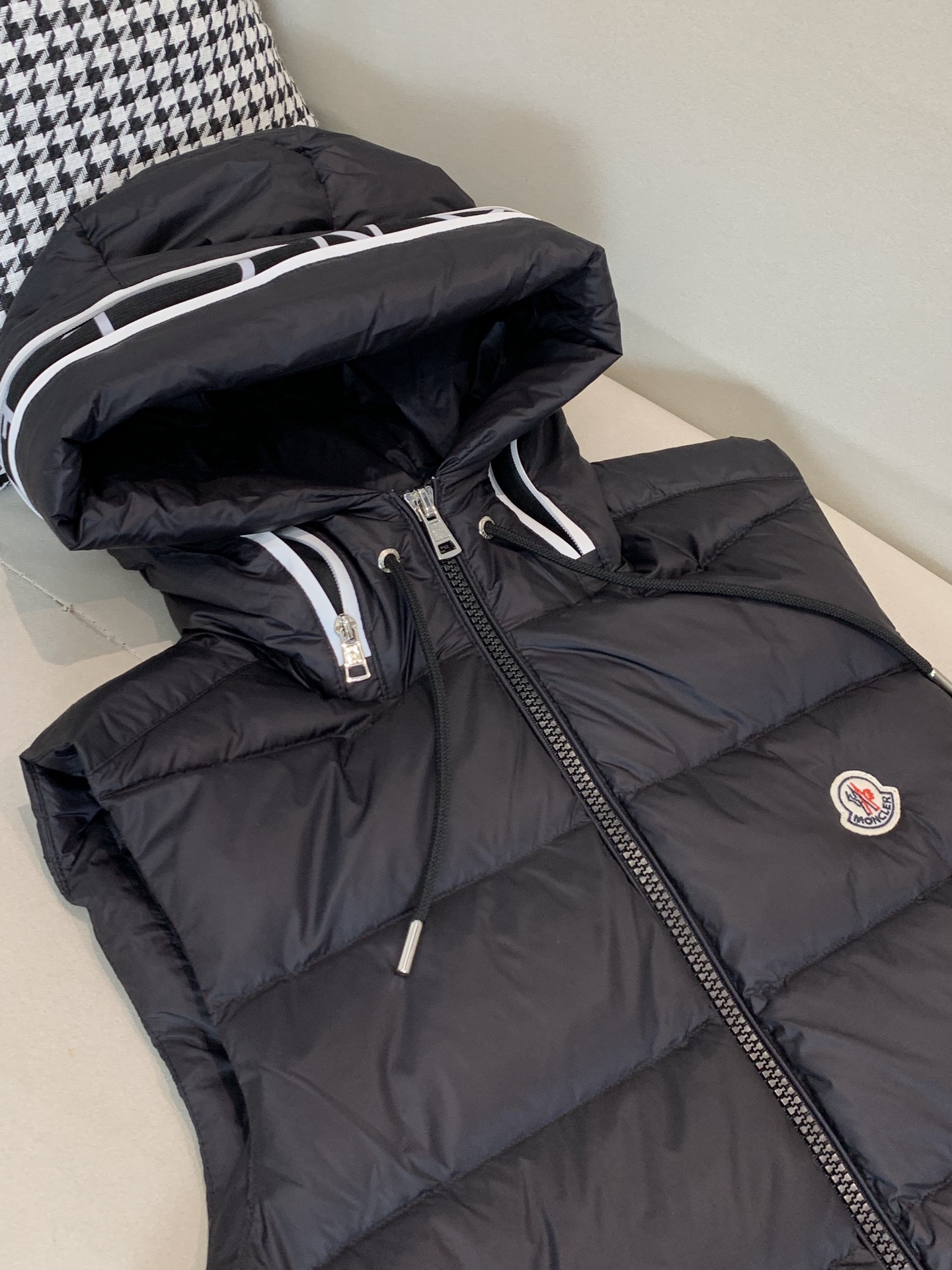 。 羽绒 蒙口💥独家专供秋冬新款连帽羽绒马甲。贸易公司渠道稀出，左前胸品牌logo帽子不可拆卸设计。降温