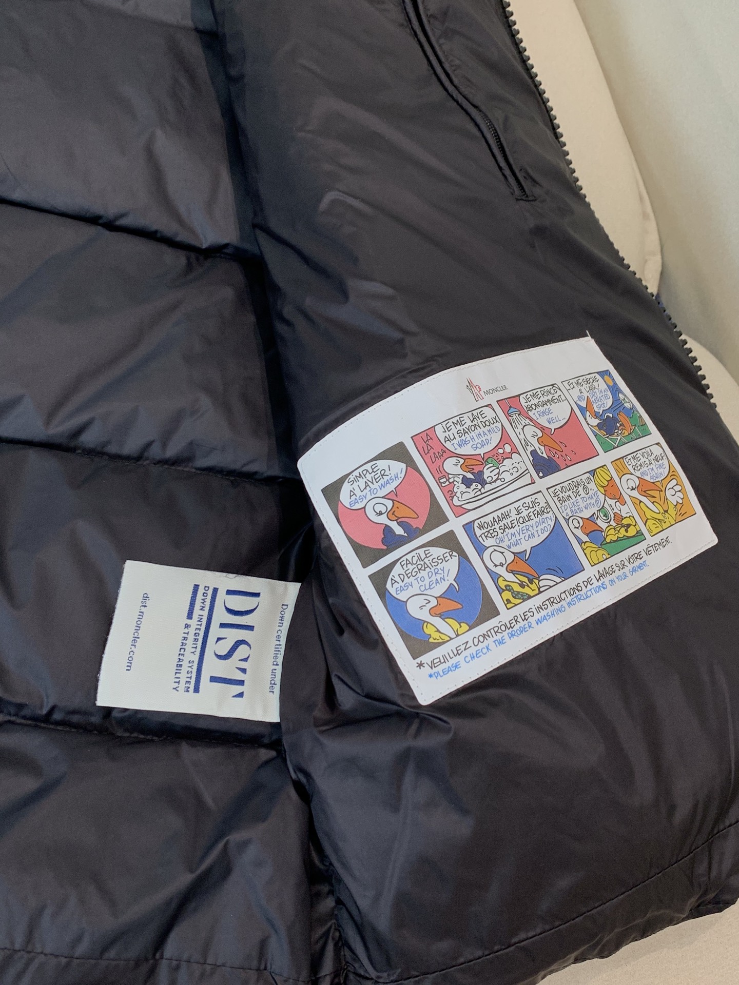 。 羽绒 蒙口💥独家专供秋冬新款连帽羽绒马甲。贸易公司渠道稀出，左前胸品牌logo帽子不可拆卸设计。降温