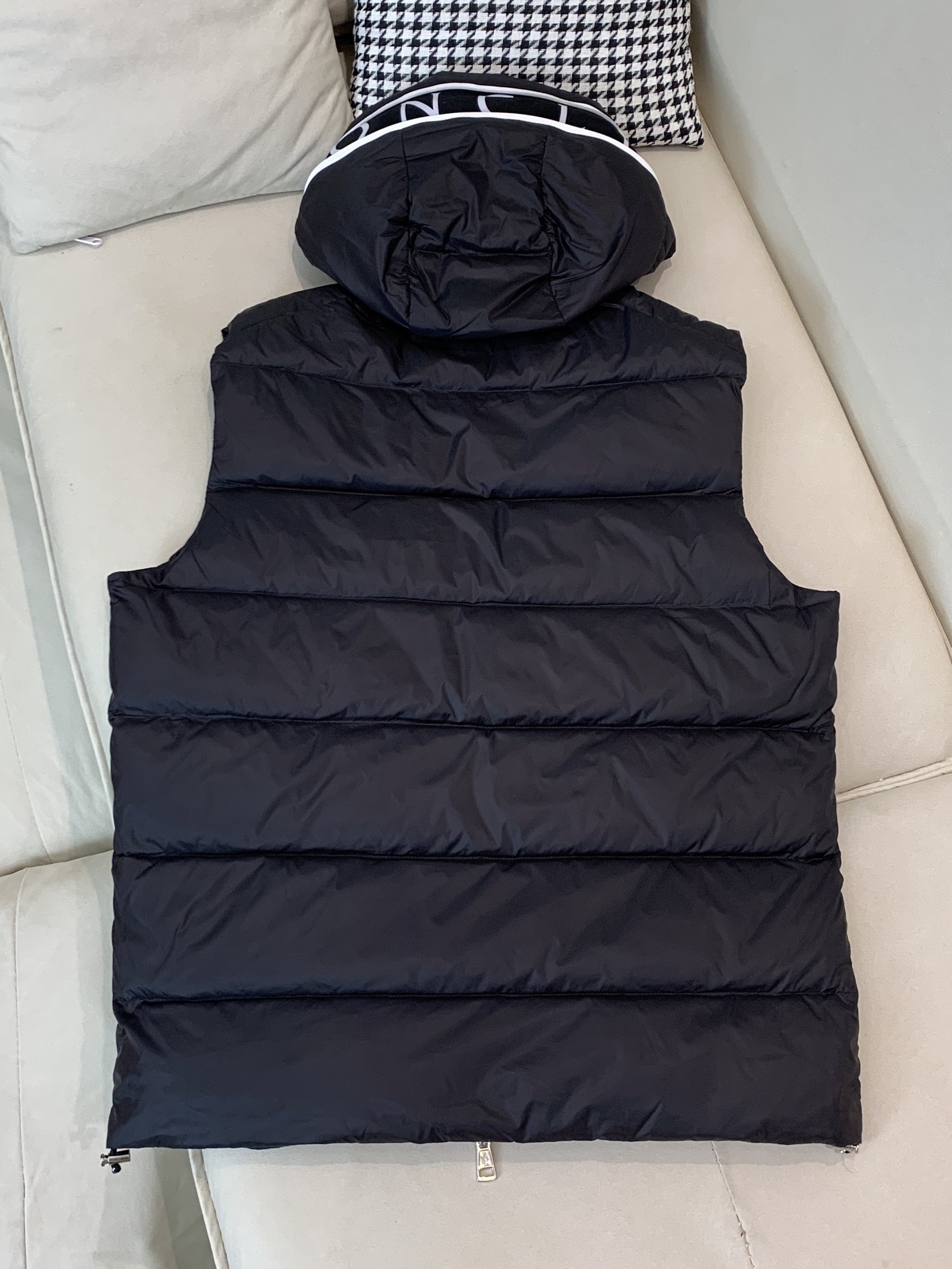 。 羽绒 蒙口💥独家专供秋冬新款连帽羽绒马甲。贸易公司渠道稀出，左前胸品牌logo帽子不可拆卸设计。降温