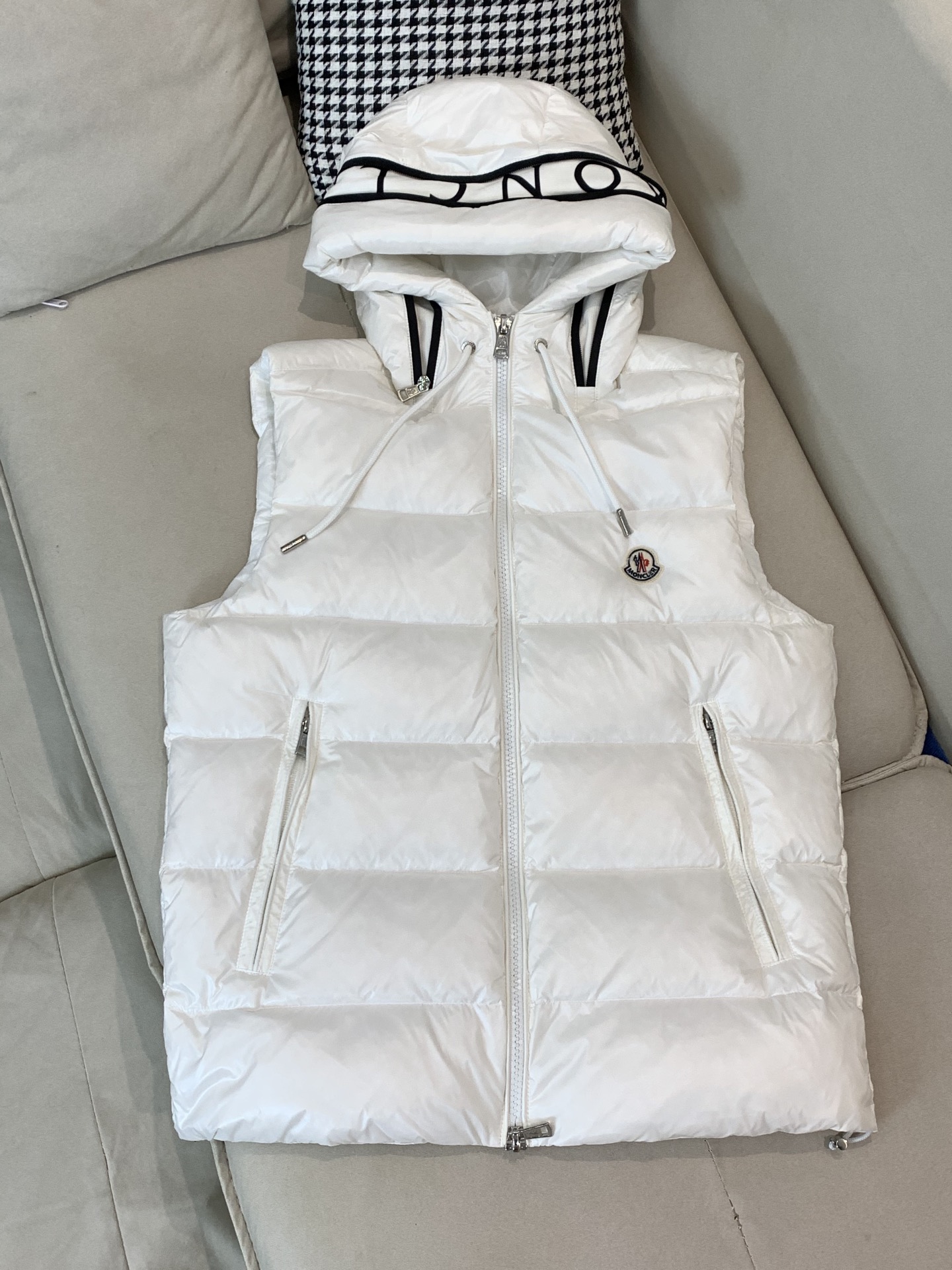 。 羽绒 蒙口💥独家专供秋冬新款连帽羽绒马甲。贸易公司渠道稀出，左前胸品牌logo帽子不可拆卸设计。降温