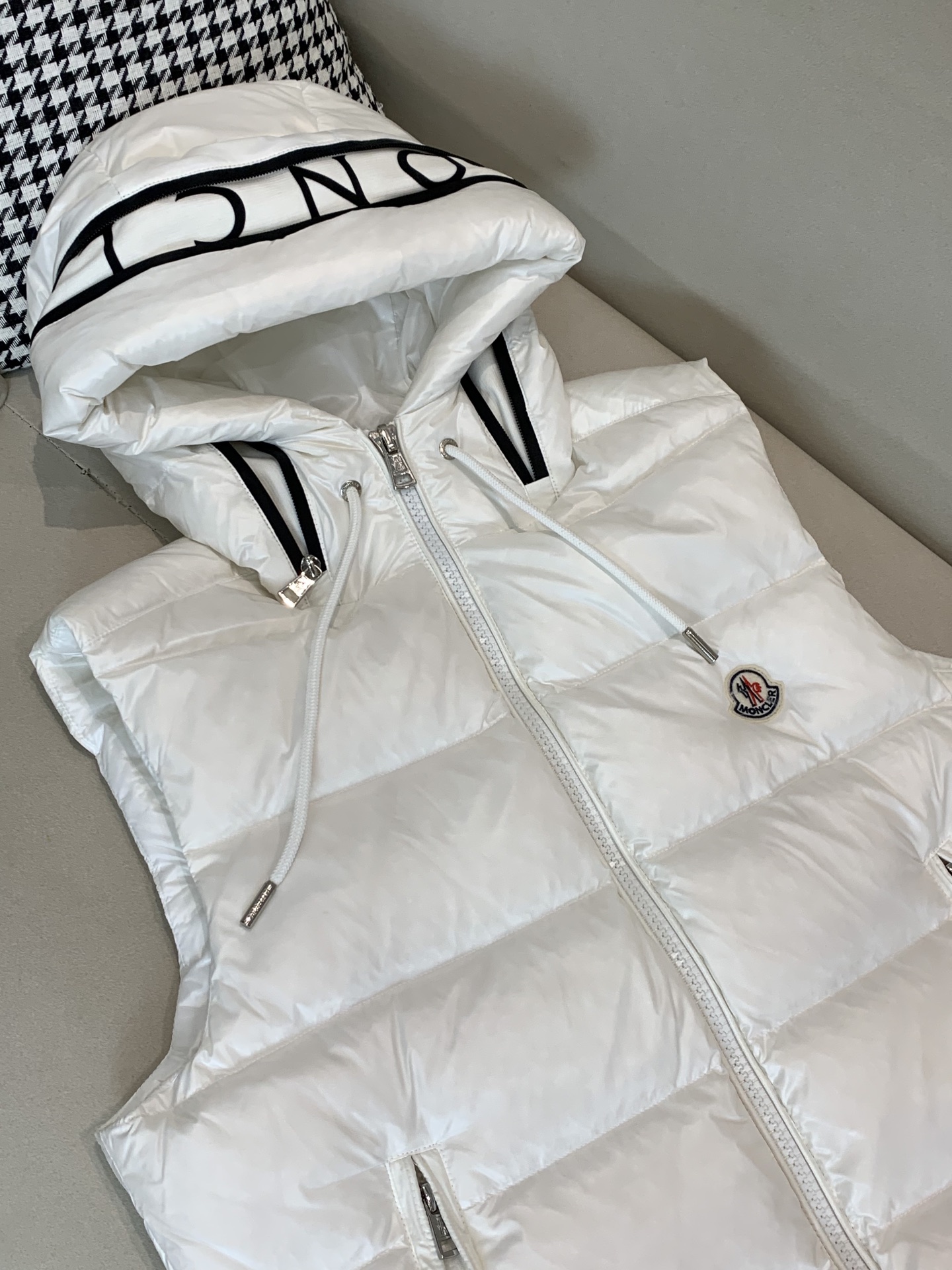 。 羽绒 蒙口💥独家专供秋冬新款连帽羽绒马甲。贸易公司渠道稀出，左前胸品牌logo帽子不可拆卸设计。降温