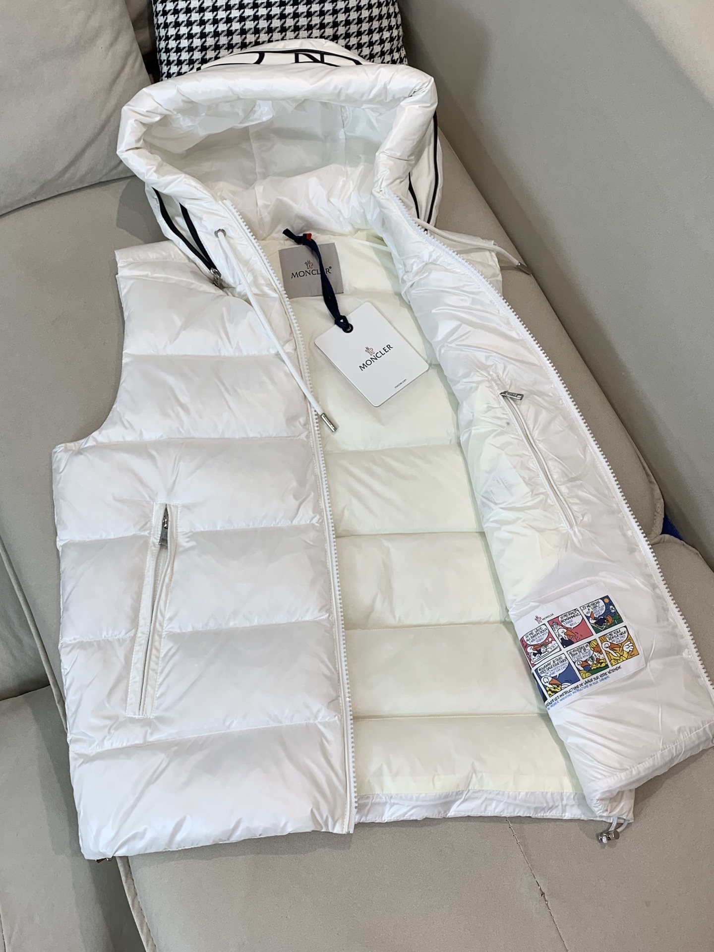 。 羽绒 蒙口💥独家专供秋冬新款连帽羽绒马甲。贸易公司渠道稀出，左前胸品牌logo帽子不可拆卸设计。降温