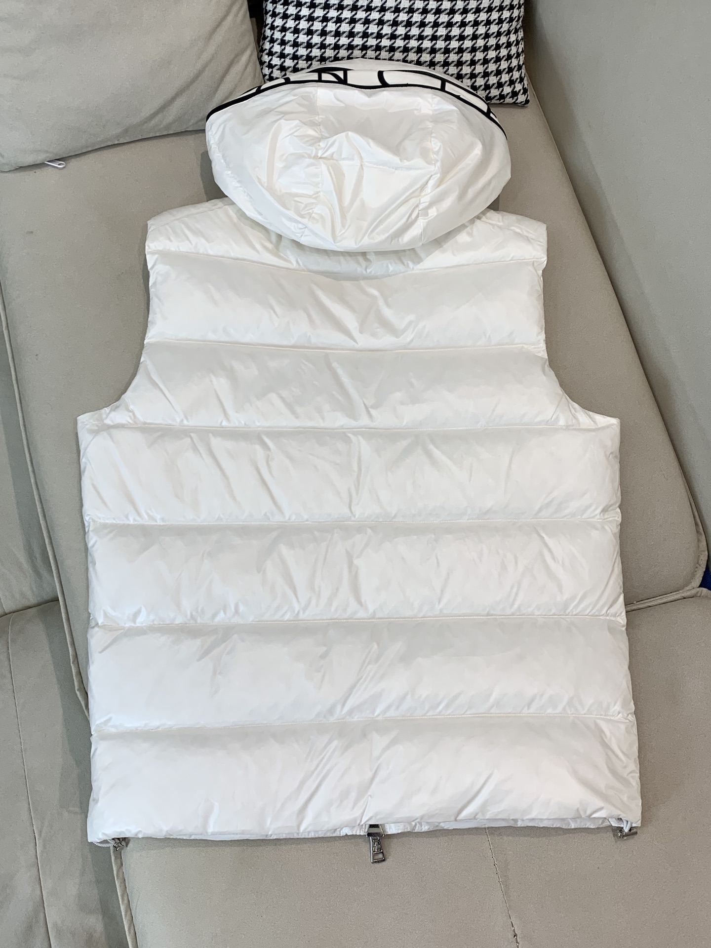 。 羽绒 蒙口💥独家专供秋冬新款连帽羽绒马甲。贸易公司渠道稀出，左前胸品牌logo帽子不可拆卸设计。降温