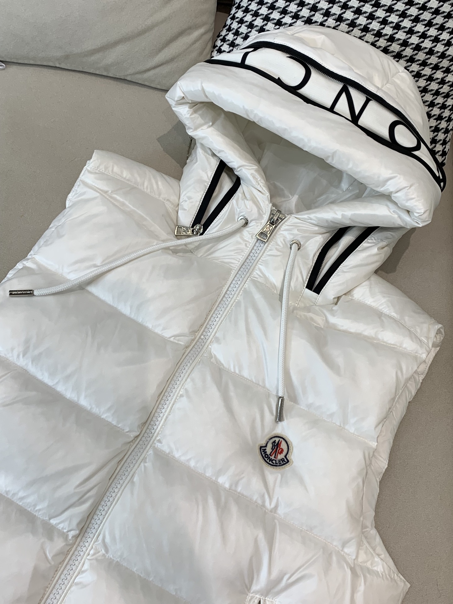 。 羽绒 蒙口💥独家专供秋冬新款连帽羽绒马甲。贸易公司渠道稀出，左前胸品牌logo帽子不可拆卸设计。降温