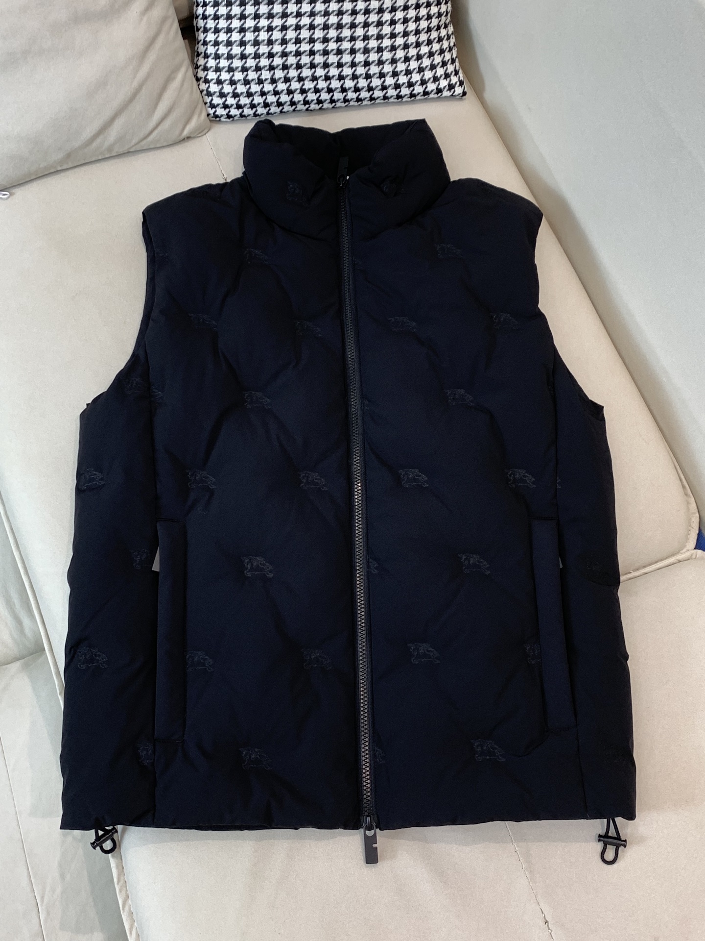 。羽绒 巴宝莉轻奢商务风立领羽绒马甲，内里填充90鸭绒，保暖舒适，整体采用刺绣压花设计，具有很高的耐磨性