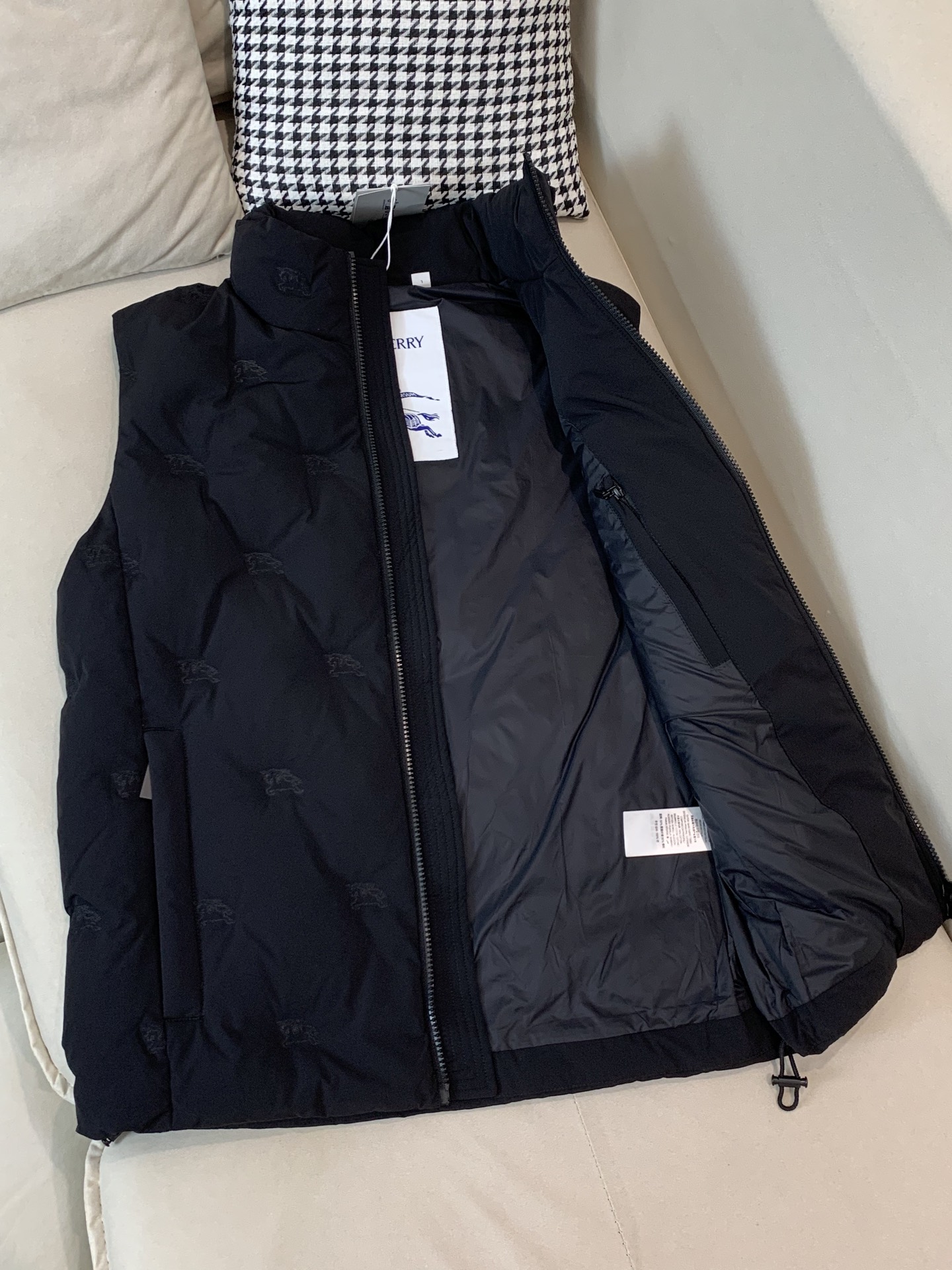 。羽绒 巴宝莉轻奢商务风立领羽绒马甲，内里填充90鸭绒，保暖舒适，整体采用刺绣压花设计，具有很高的耐磨性