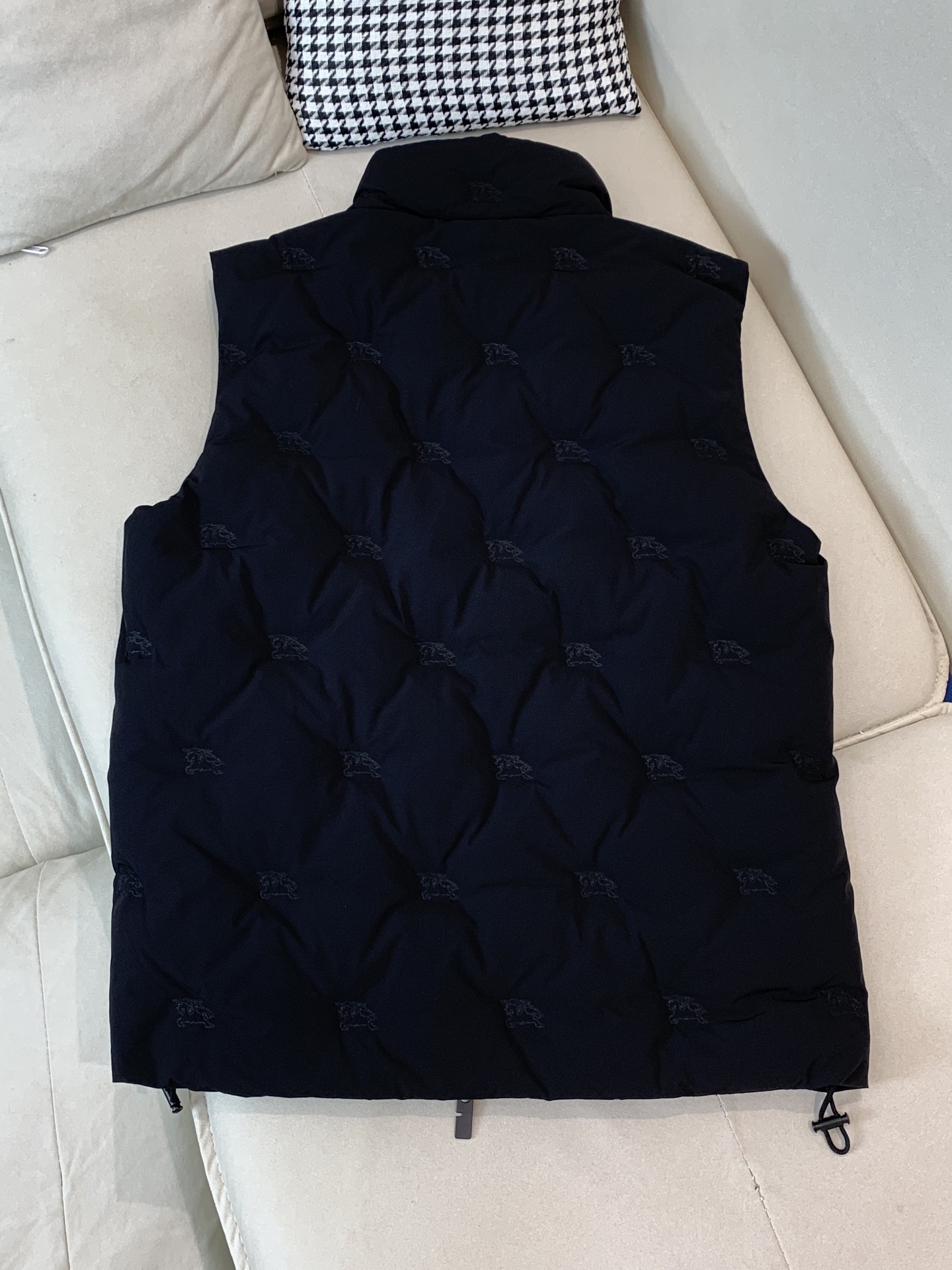 。羽绒 巴宝莉轻奢商务风立领羽绒马甲，内里填充90鸭绒，保暖舒适，整体采用刺绣压花设计，具有很高的耐磨性