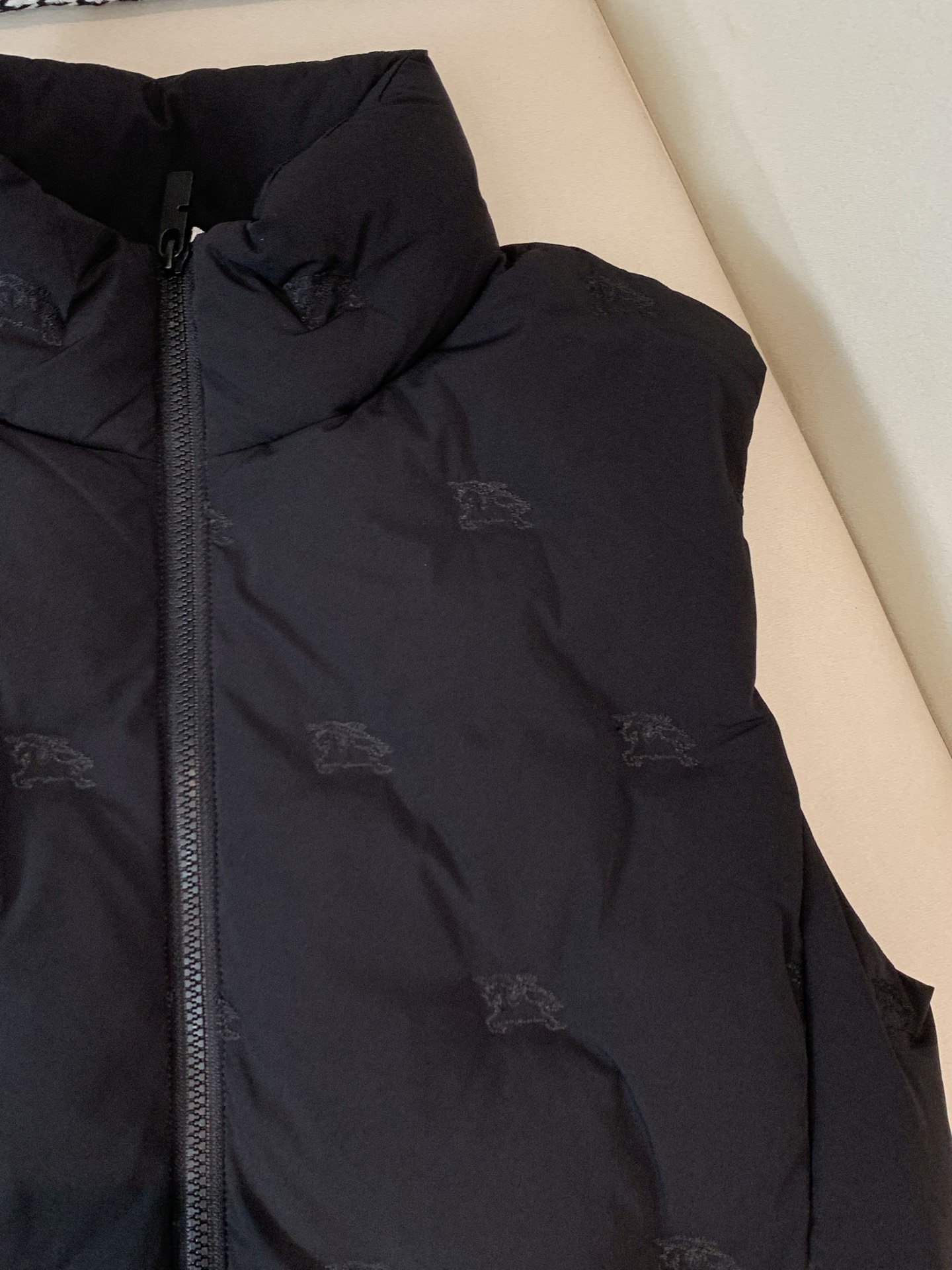 。羽绒 巴宝莉轻奢商务风立领羽绒马甲，内里填充90鸭绒，保暖舒适，整体采用刺绣压花设计，具有很高的耐磨性