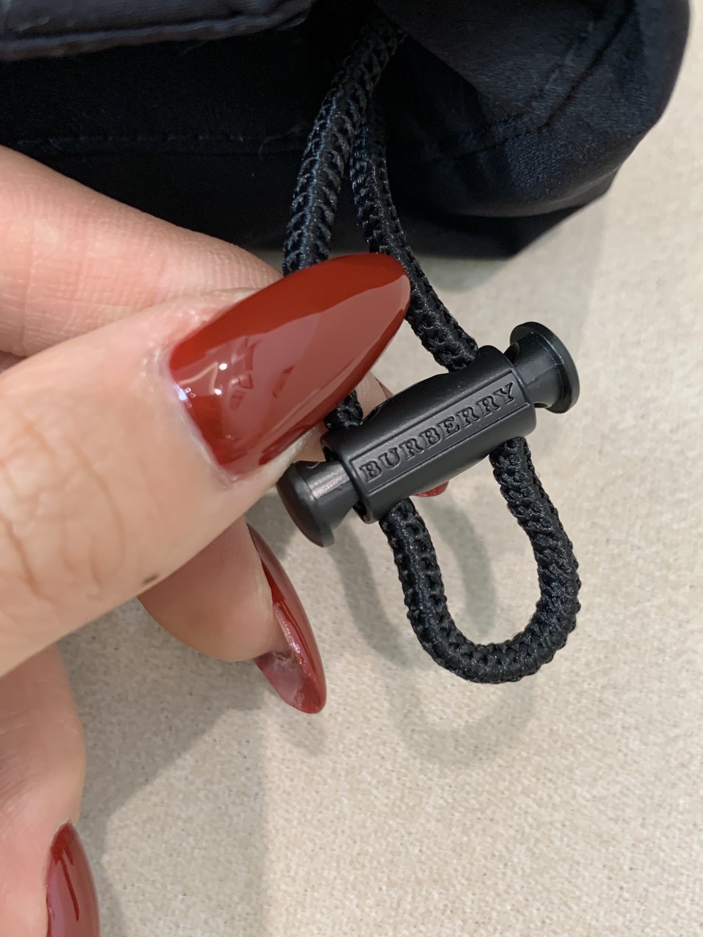 。羽绒 巴宝莉轻奢商务风立领羽绒马甲，内里填充90鸭绒，保暖舒适，整体采用刺绣压花设计，具有很高的耐磨性