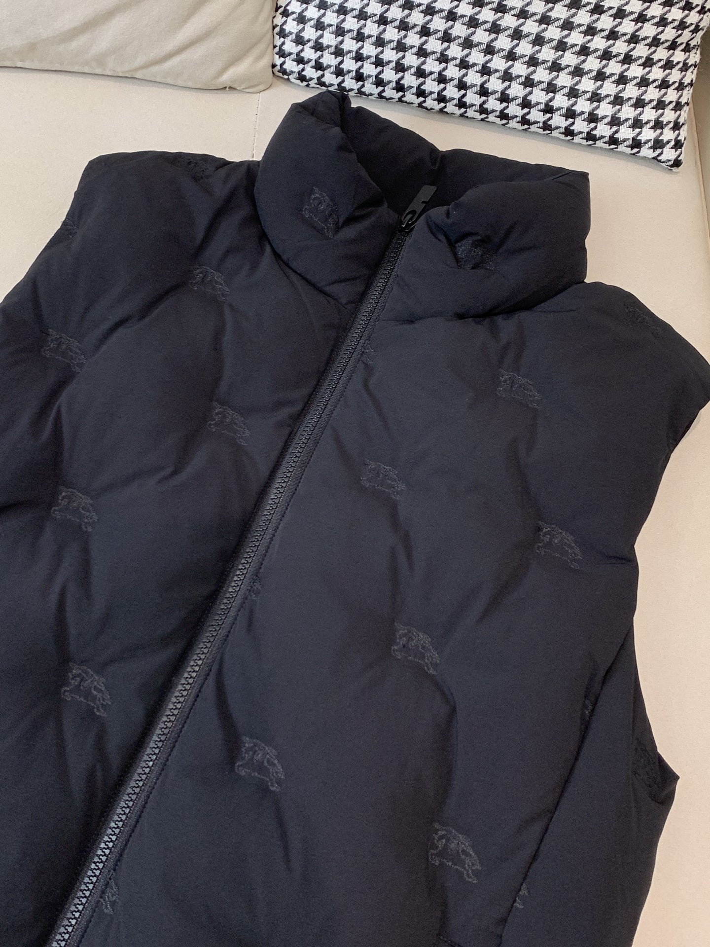 。羽绒 巴宝莉轻奢商务风立领羽绒马甲，内里填充90鸭绒，保暖舒适，整体采用刺绣压花设计，具有很高的耐磨性