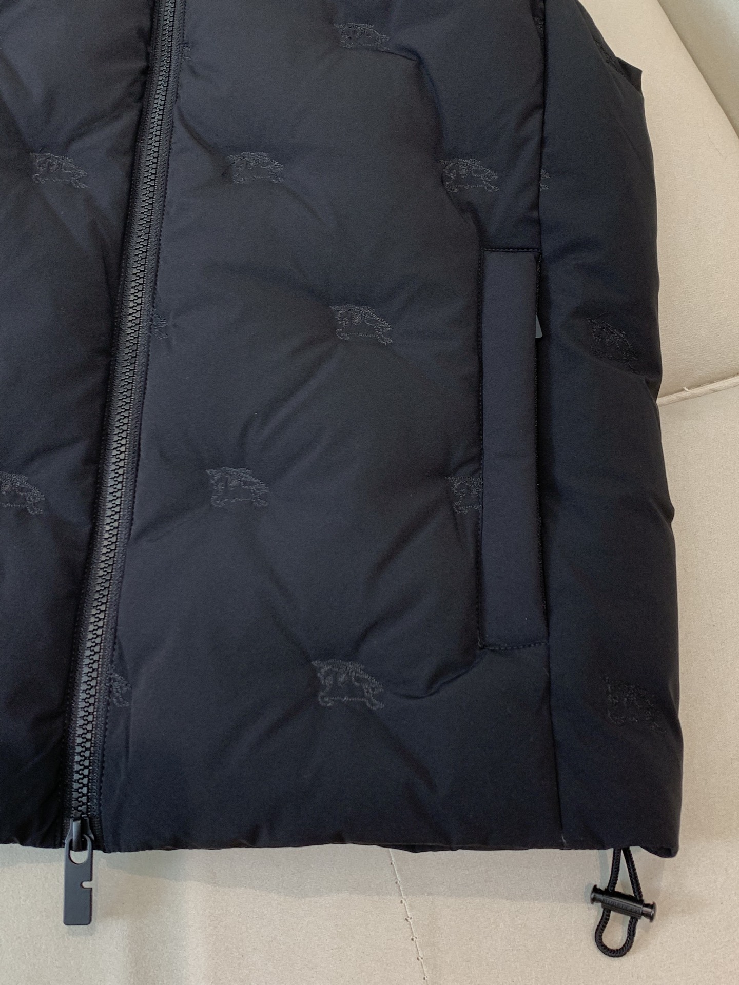 。羽绒 巴宝莉轻奢商务风立领羽绒马甲，内里填充90鸭绒，保暖舒适，整体采用刺绣压花设计，具有很高的耐磨性