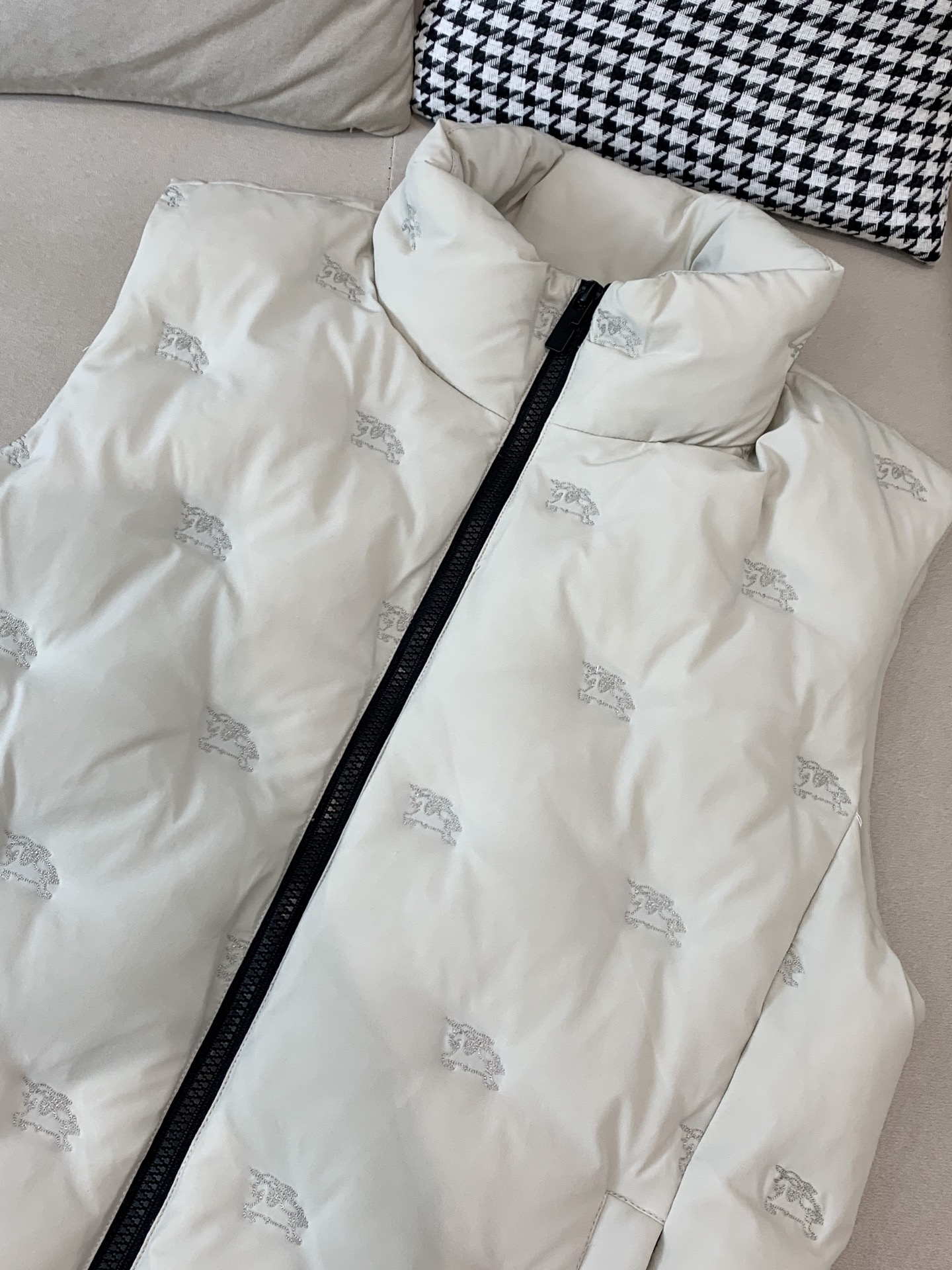 。羽绒 巴宝莉轻奢商务风立领羽绒马甲，内里填充90鸭绒，保暖舒适，整体采用刺绣压花设计，具有很高的耐磨性