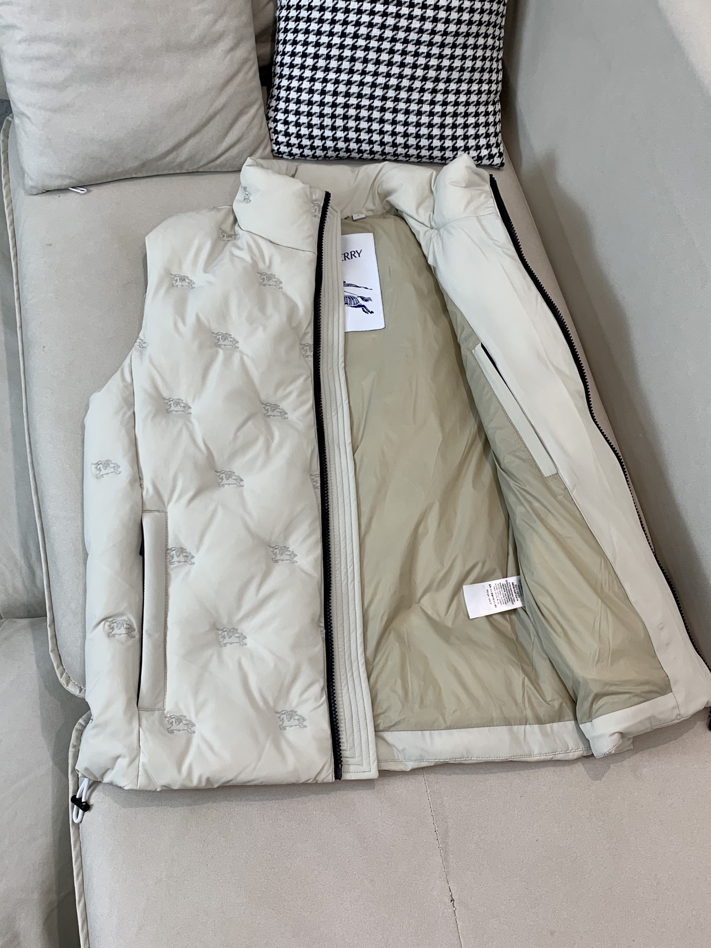 。羽绒 巴宝莉轻奢商务风立领羽绒马甲，内里填充90鸭绒，保暖舒适，整体采用刺绣压花设计，具有很高的耐磨性