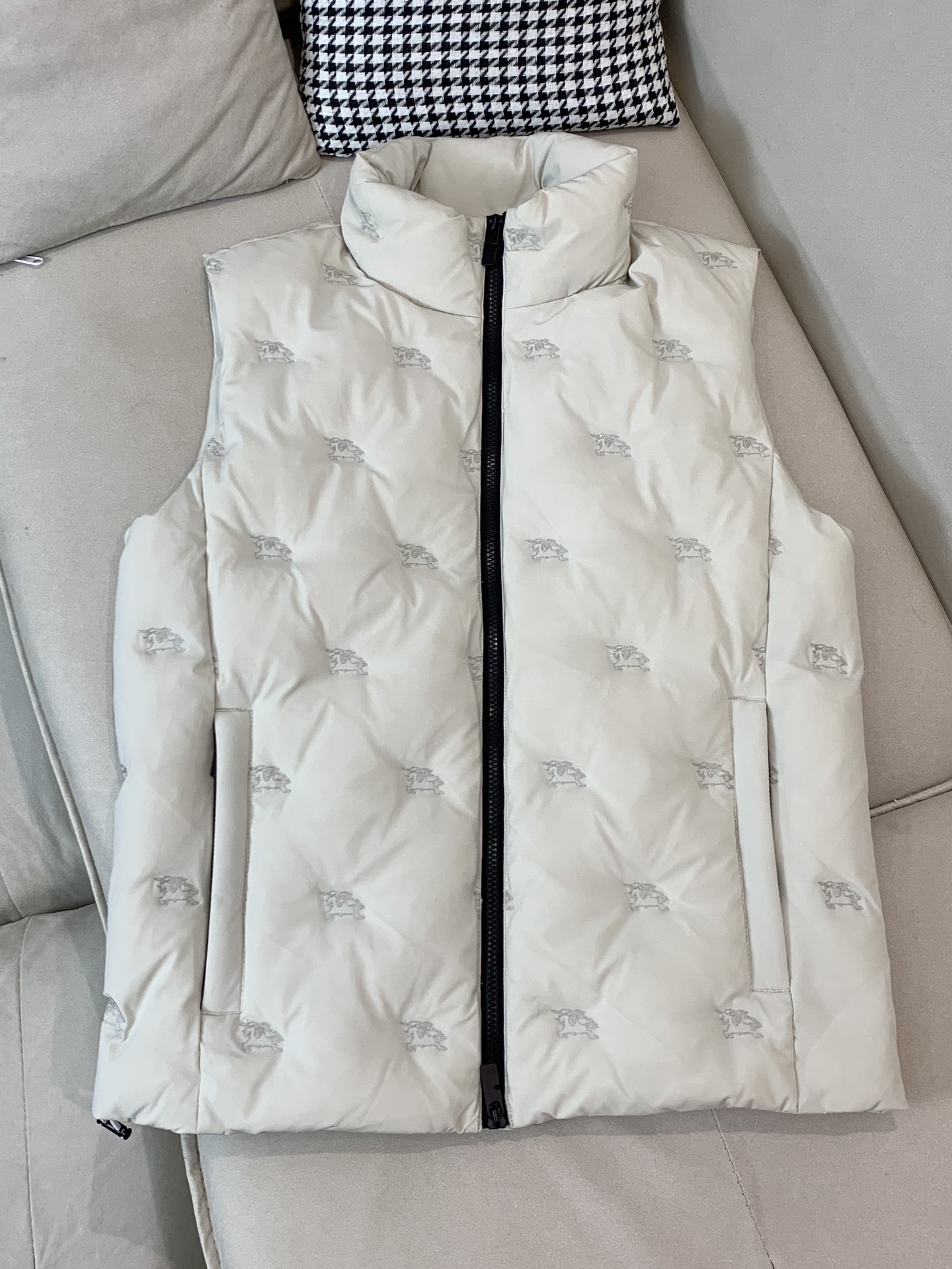 。羽绒 巴宝莉轻奢商务风立领羽绒马甲，内里填充90鸭绒，保暖舒适，整体采用刺绣压花设计，具有很高的耐磨性