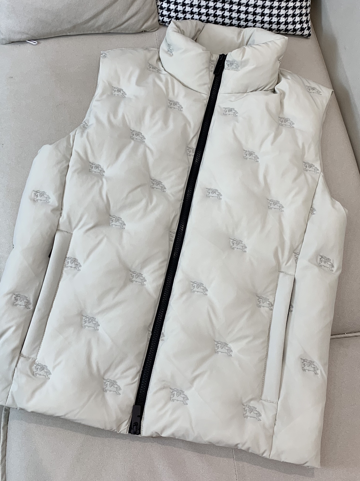 。羽绒 巴宝莉轻奢商务风立领羽绒马甲，内里填充90鸭绒，保暖舒适，整体采用刺绣压花设计，具有很高的耐磨性