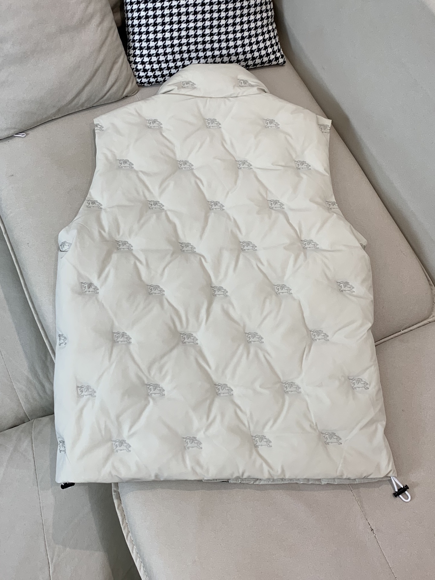 。羽绒 巴宝莉轻奢商务风立领羽绒马甲，内里填充90鸭绒，保暖舒适，整体采用刺绣压花设计，具有很高的耐磨性