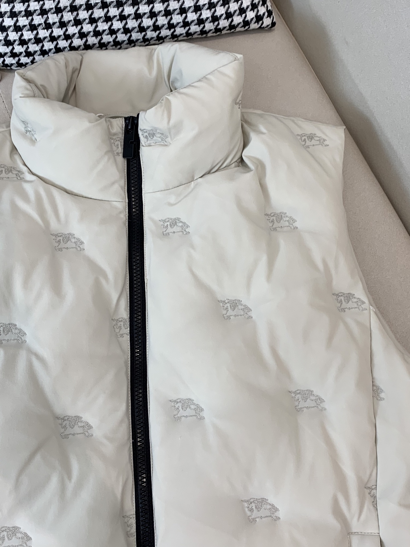 。羽绒 巴宝莉轻奢商务风立领羽绒马甲，内里填充90鸭绒，保暖舒适，整体采用刺绣压花设计，具有很高的耐磨性