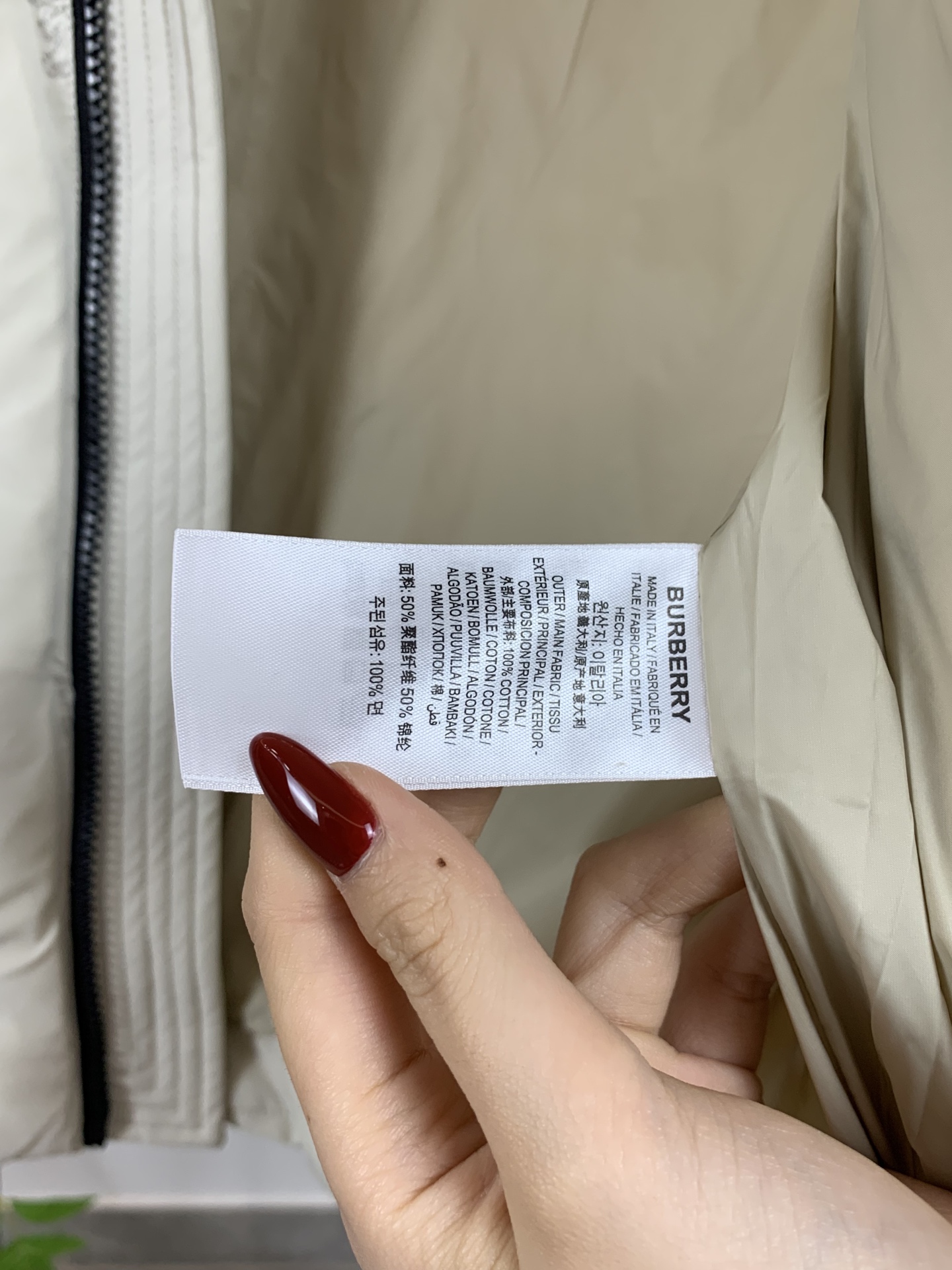 。羽绒 巴宝莉轻奢商务风立领羽绒马甲，内里填充90鸭绒，保暖舒适，整体采用刺绣压花设计，具有很高的耐磨性