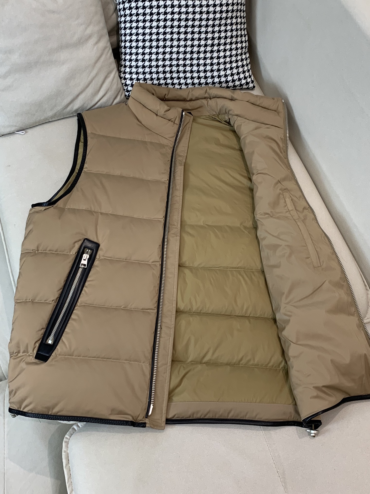 。羽绒 Tom Ford轻奢商务风立领羽绒马甲，内里填充90鸭绒，保暖舒适，面料选用质量上乘的环保可再生