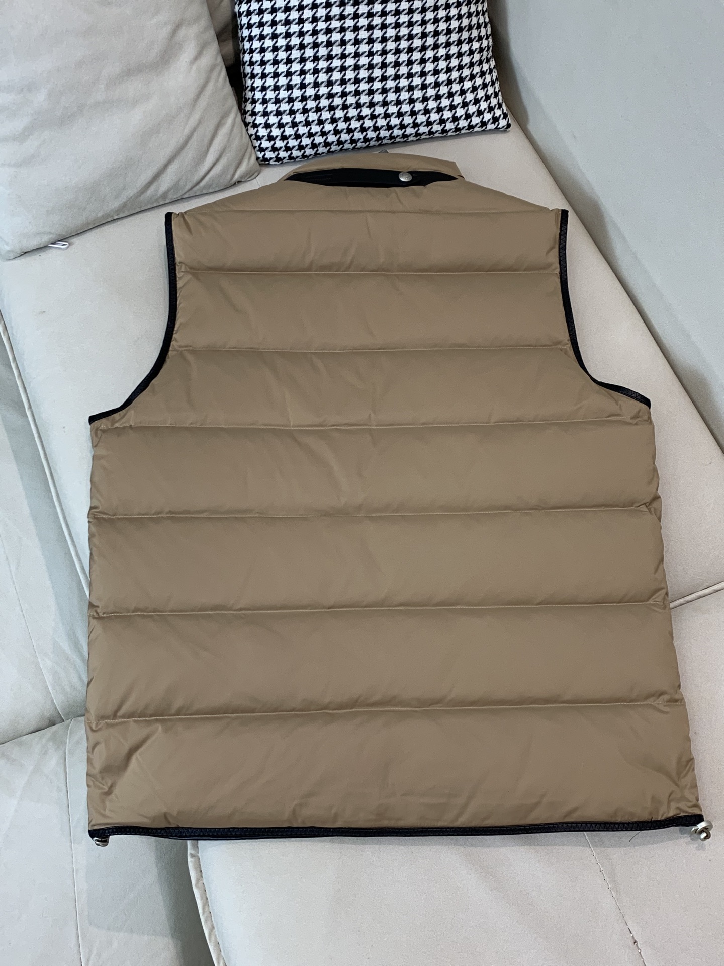 。羽绒 Tom Ford轻奢商务风立领羽绒马甲，内里填充90鸭绒，保暖舒适，面料选用质量上乘的环保可再生