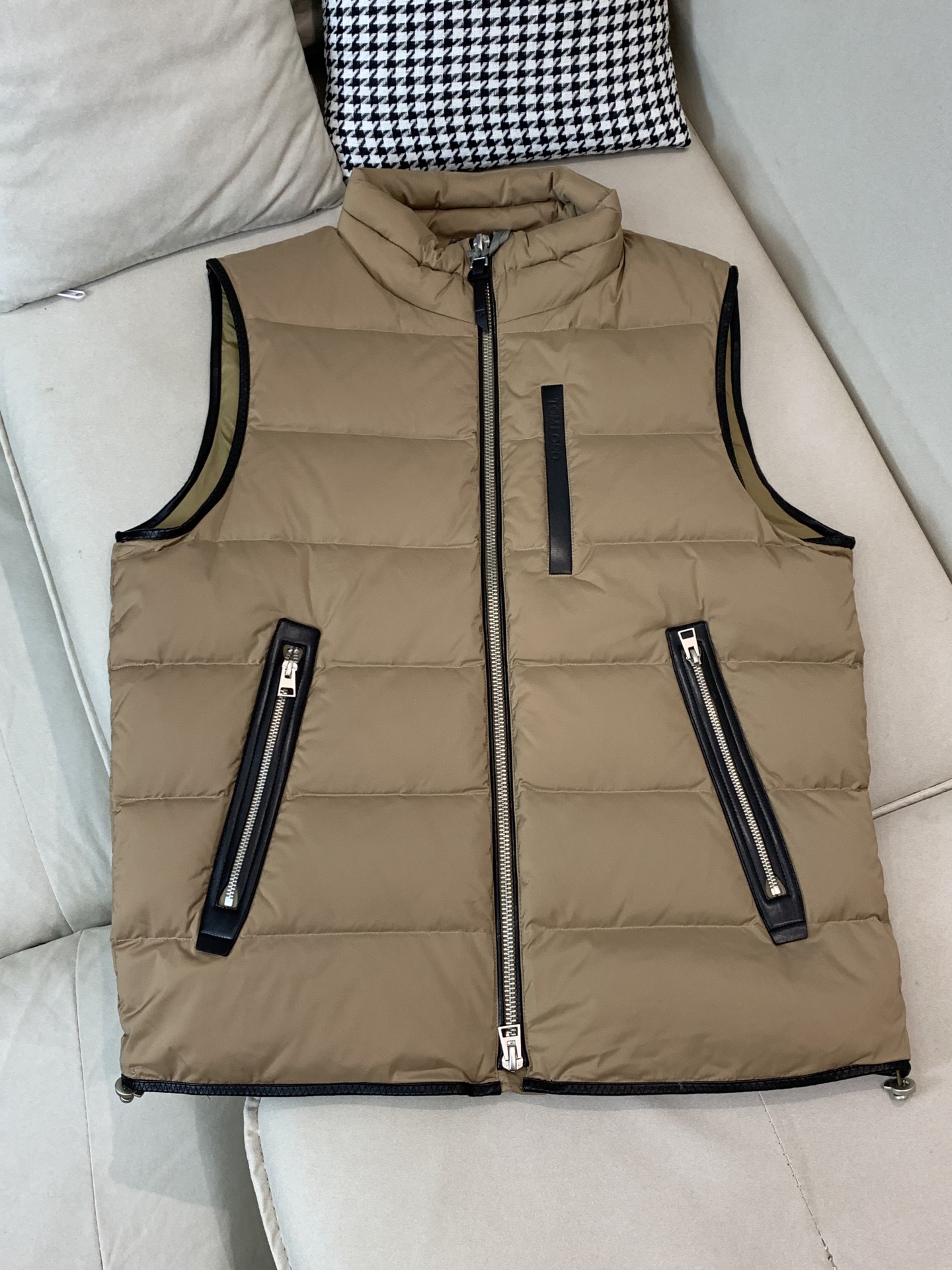 。羽绒 Tom Ford轻奢商务风立领羽绒马甲，内里填充90鸭绒，保暖舒适，面料选用质量上乘的环保可再生