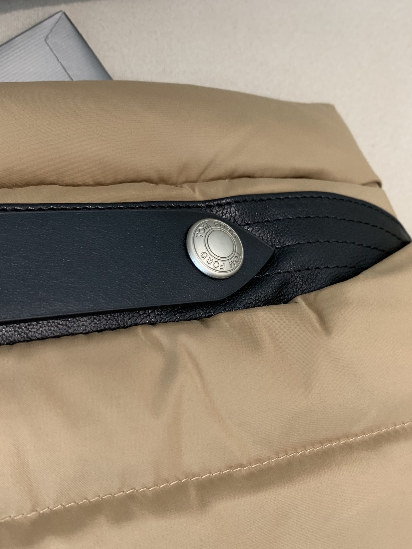 。羽绒 Tom Ford轻奢商务风立领羽绒马甲，内里填充90鸭绒，保暖舒适，面料选用质量上乘的环保可再生