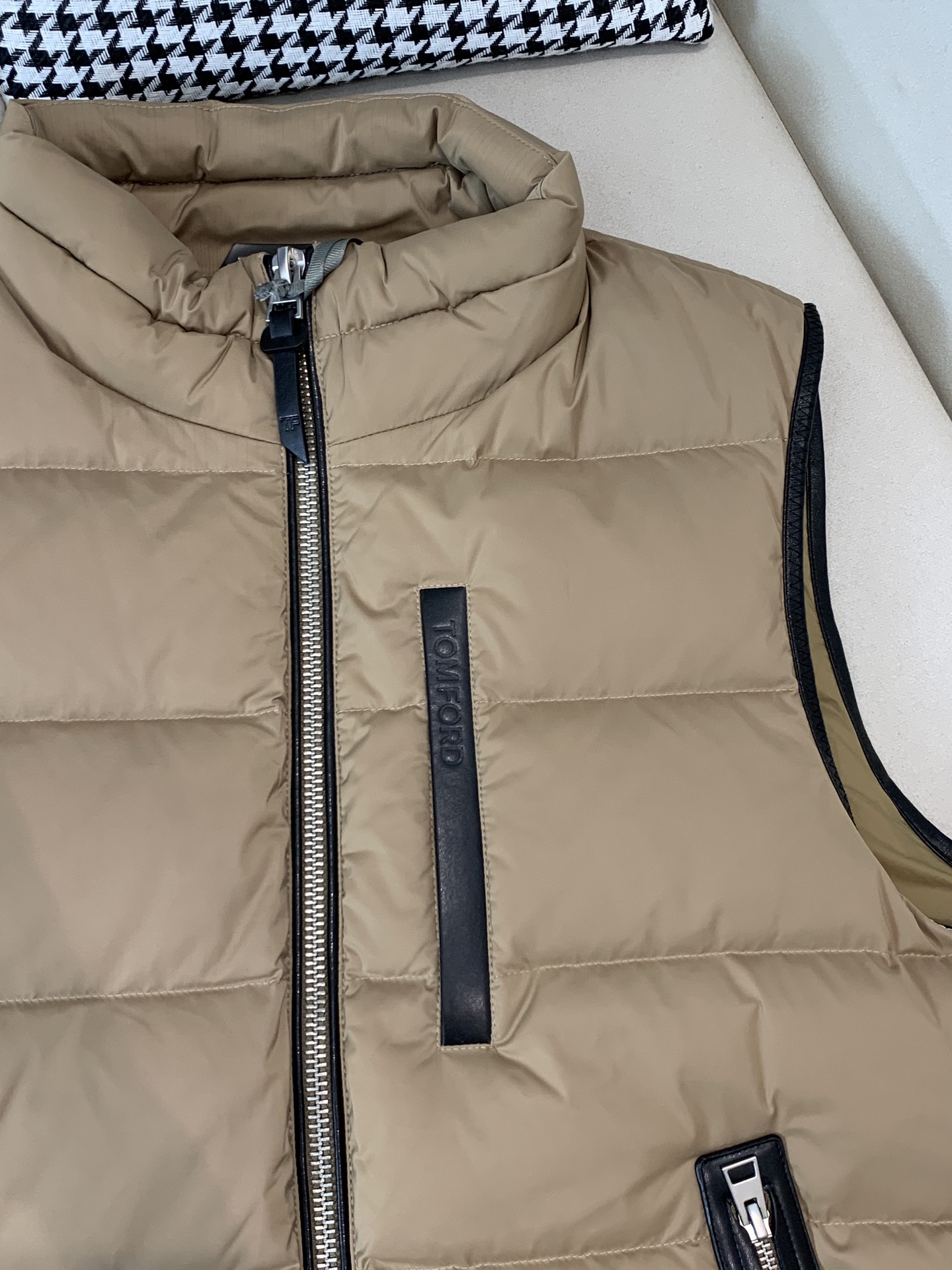 。羽绒 Tom Ford轻奢商务风立领羽绒马甲，内里填充90鸭绒，保暖舒适，面料选用质量上乘的环保可再生