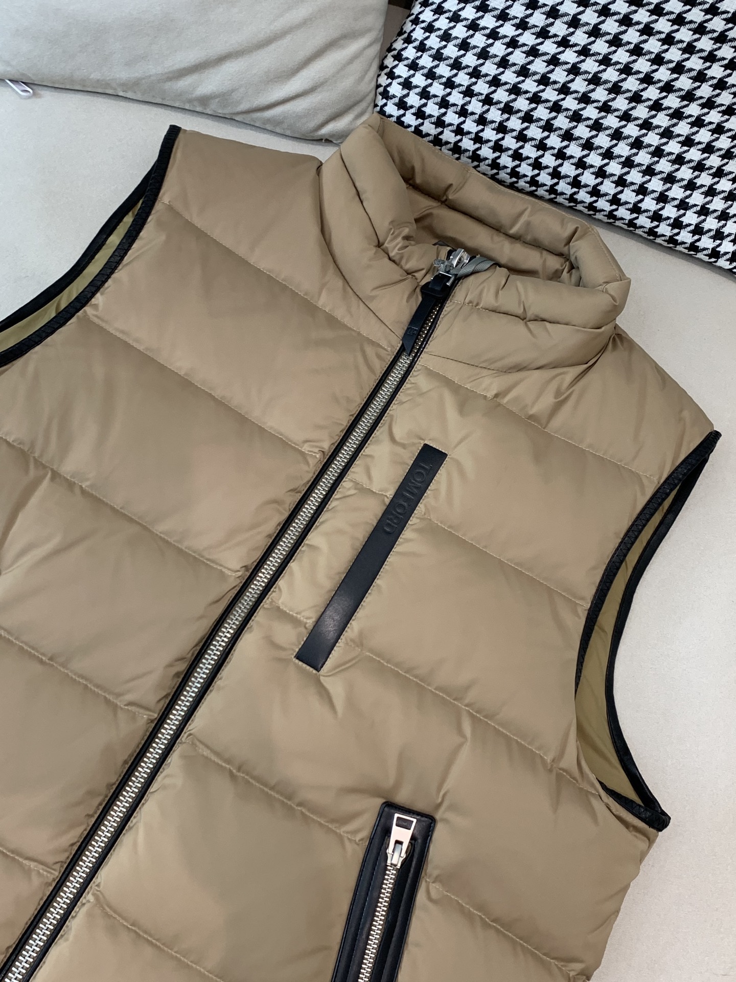 。羽绒 Tom Ford轻奢商务风立领羽绒马甲，内里填充90鸭绒，保暖舒适，面料选用质量上乘的环保可再生