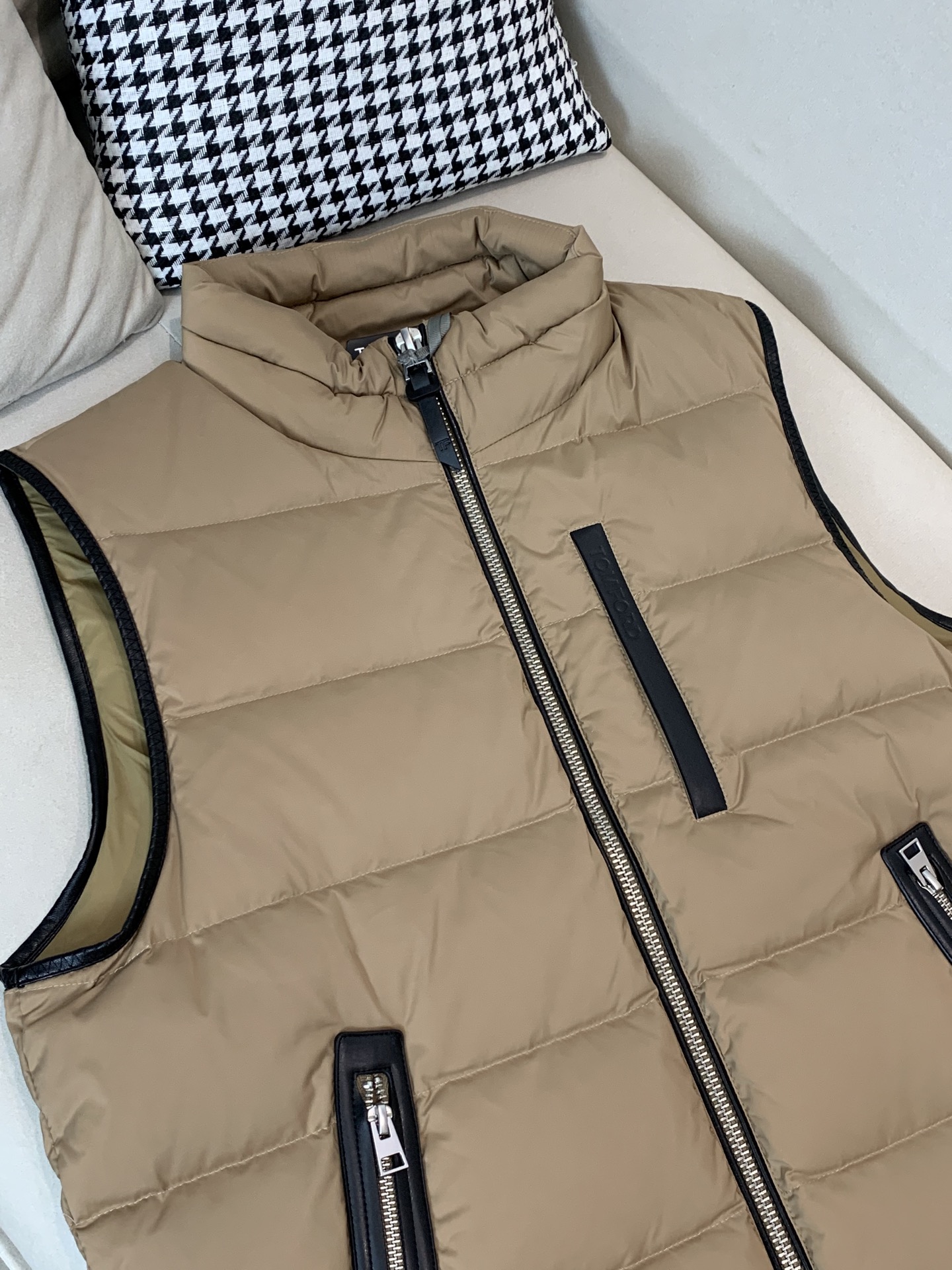 。羽绒 Tom Ford轻奢商务风立领羽绒马甲，内里填充90鸭绒，保暖舒适，面料选用质量上乘的环保可再生