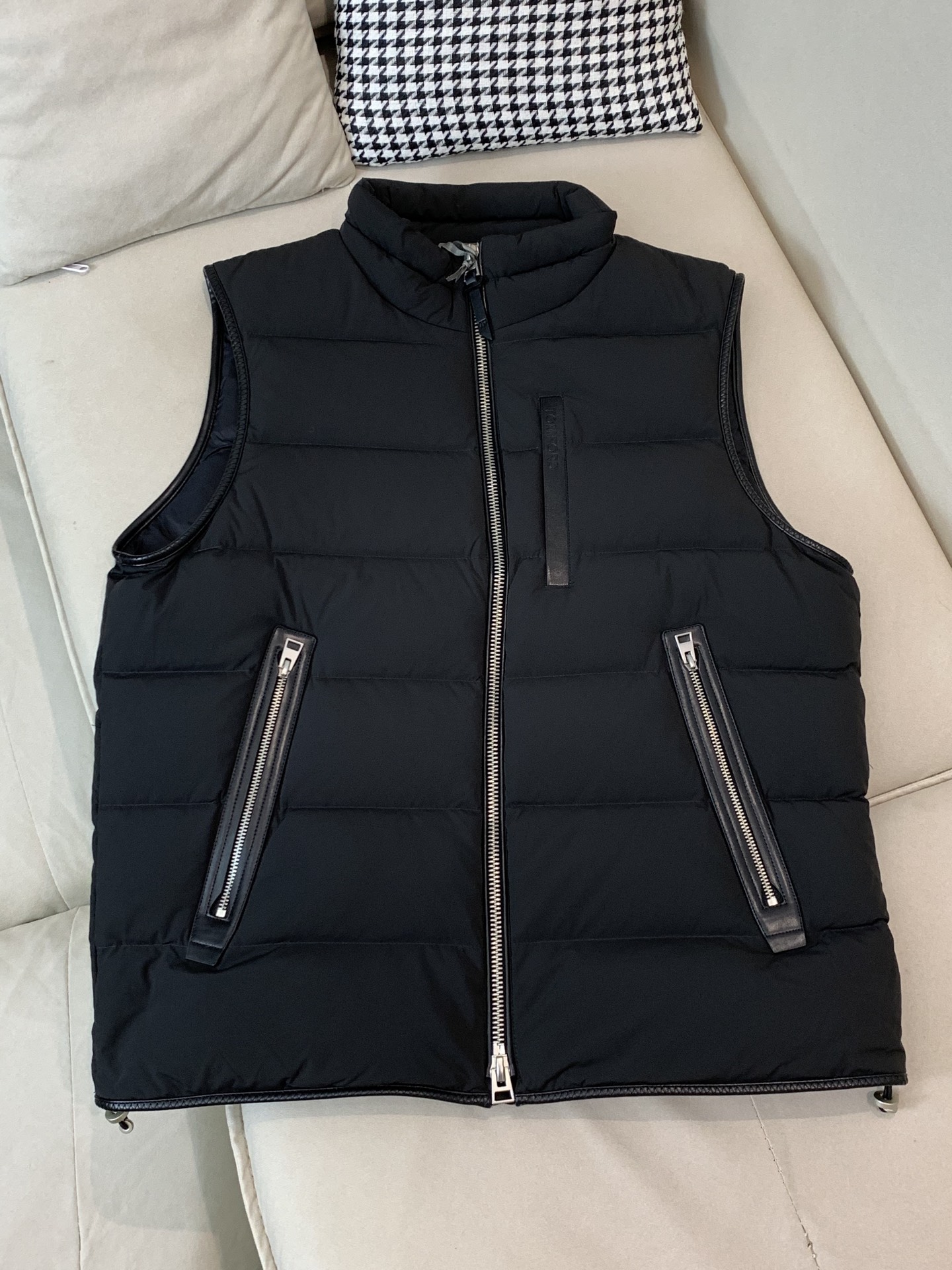 。羽绒 Tom Ford轻奢商务风立领羽绒马甲，内里填充90鸭绒，保暖舒适，面料选用质量上乘的环保可再生