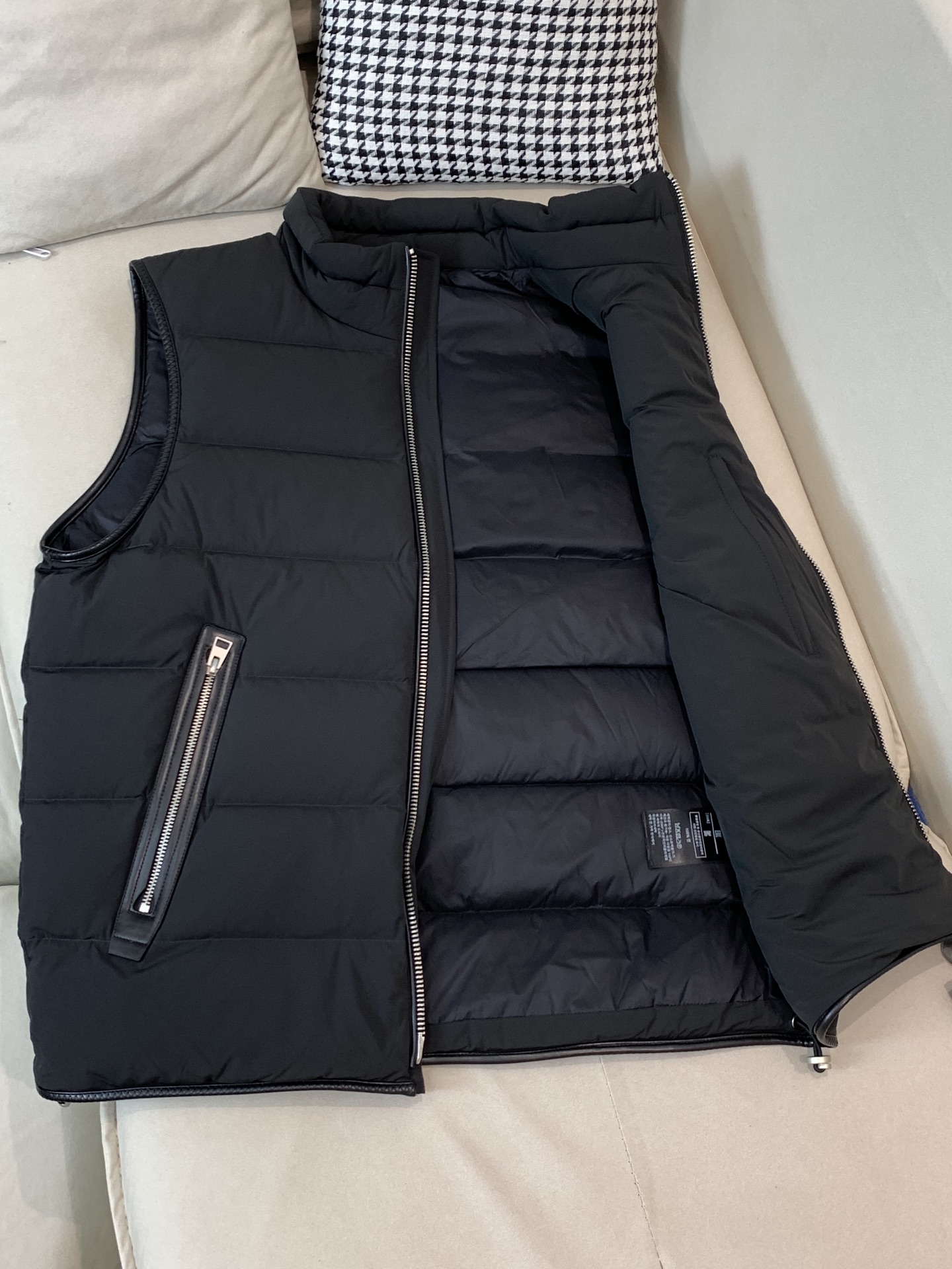 。羽绒 Tom Ford轻奢商务风立领羽绒马甲，内里填充90鸭绒，保暖舒适，面料选用质量上乘的环保可再生