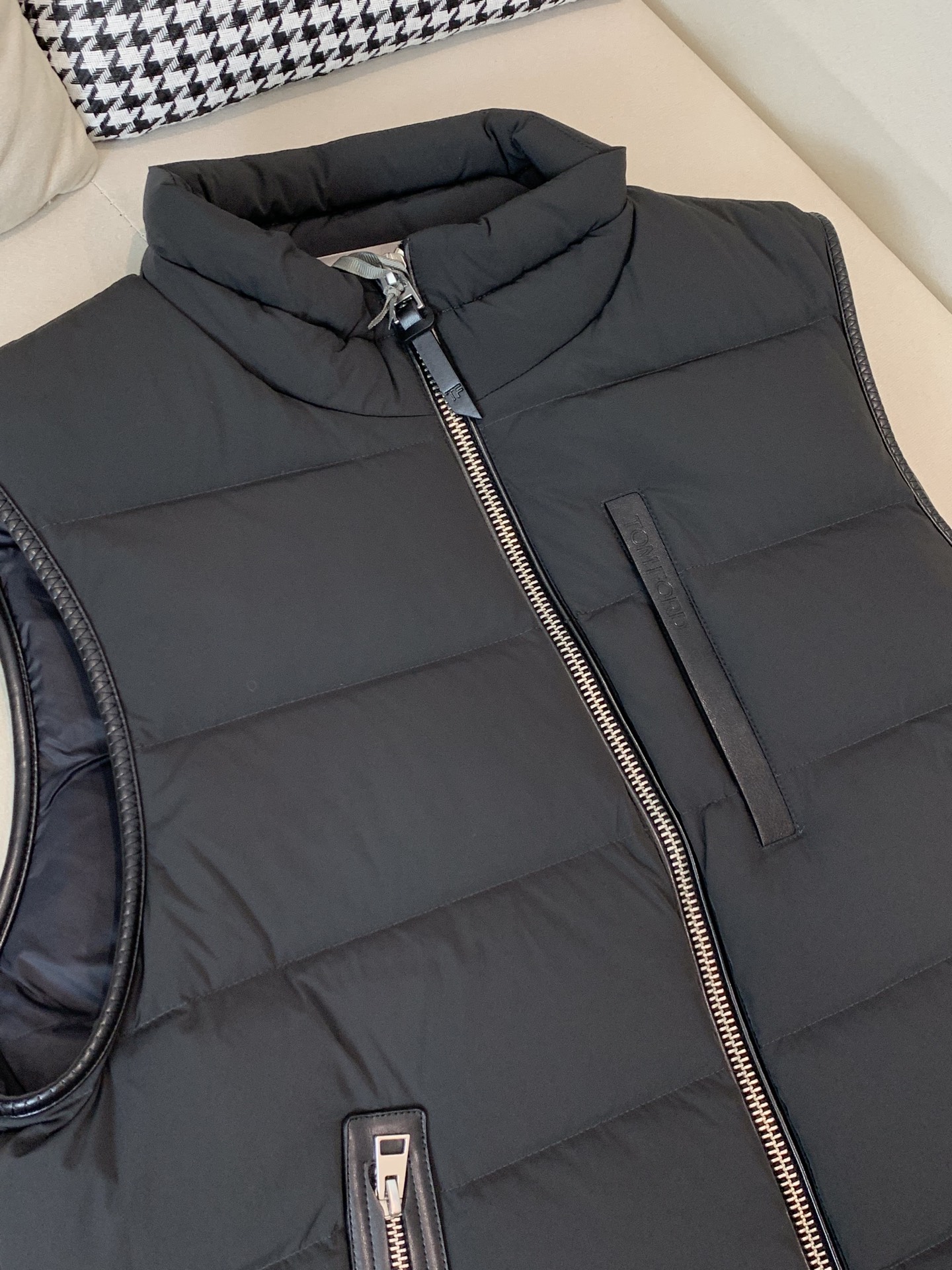 。羽绒 Tom Ford轻奢商务风立领羽绒马甲，内里填充90鸭绒，保暖舒适，面料选用质量上乘的环保可再生