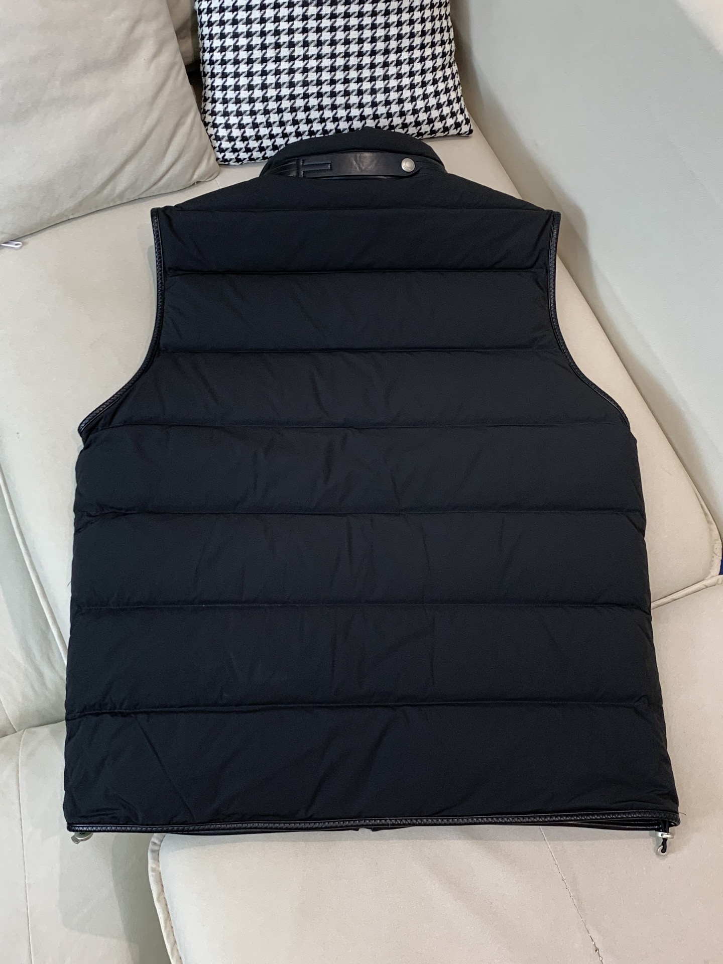 。羽绒 Tom Ford轻奢商务风立领羽绒马甲，内里填充90鸭绒，保暖舒适，面料选用质量上乘的环保可再生