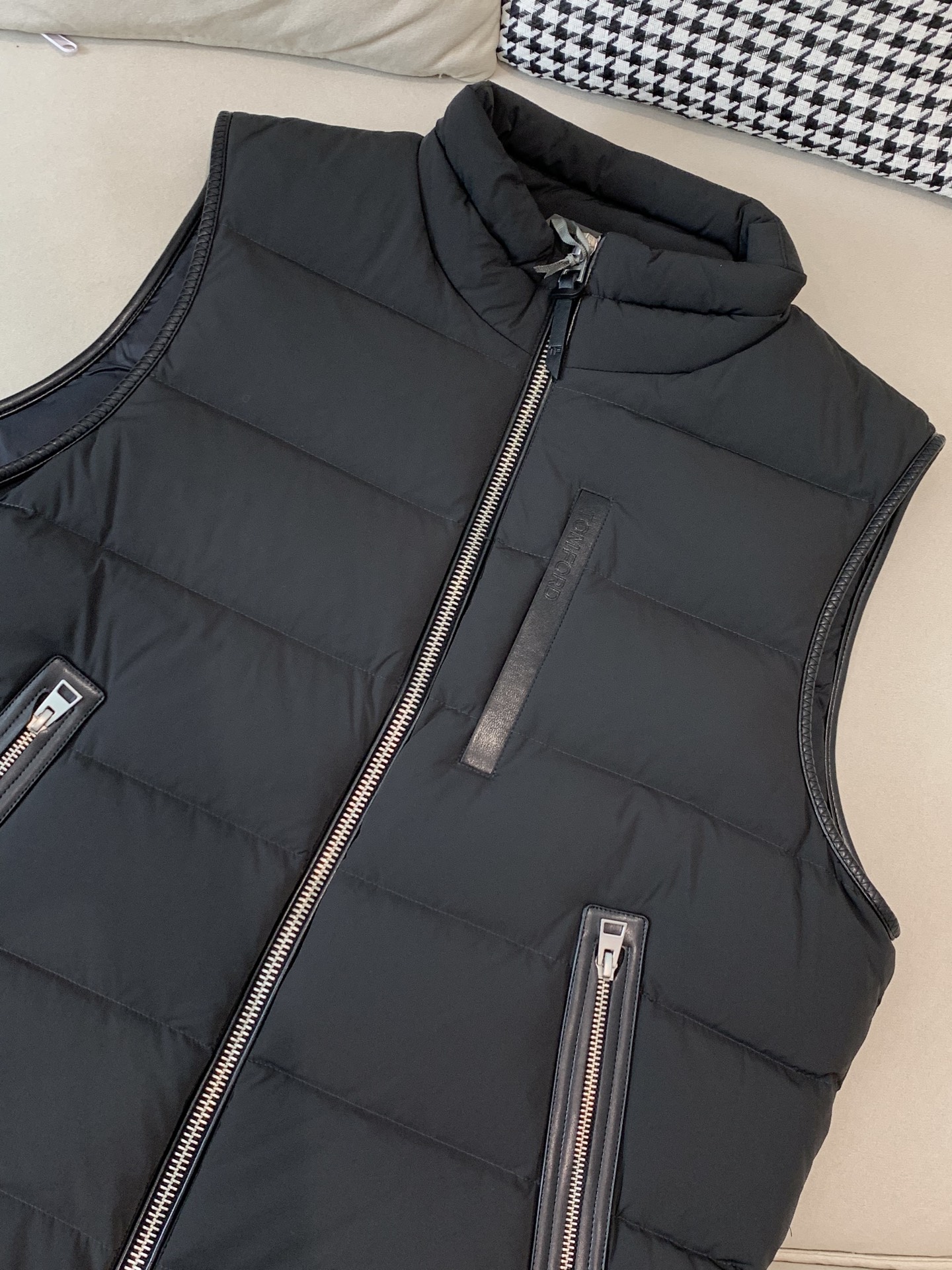 。羽绒 Tom Ford轻奢商务风立领羽绒马甲，内里填充90鸭绒，保暖舒适，面料选用质量上乘的环保可再生