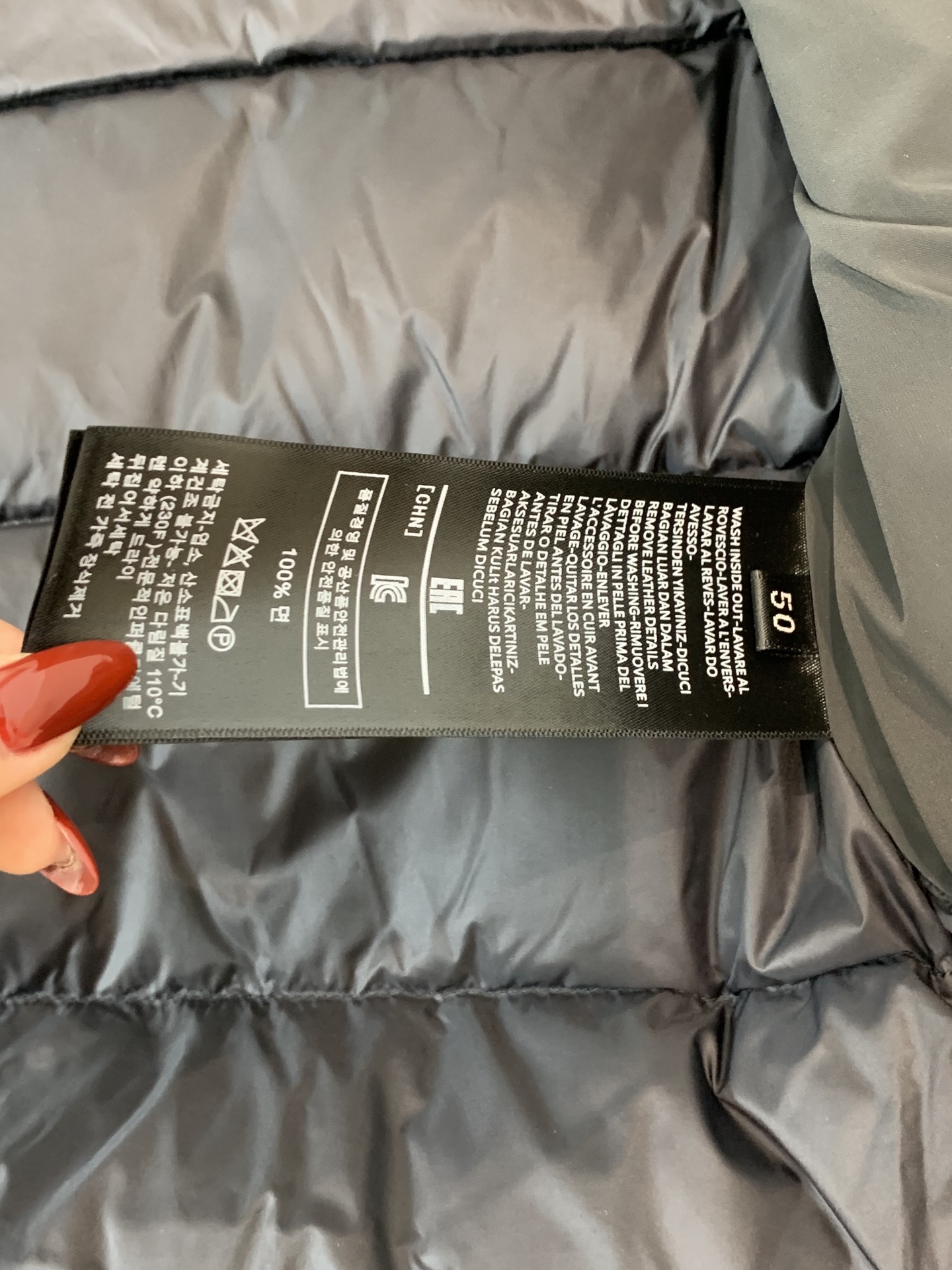 。羽绒 Tom Ford轻奢商务风立领羽绒马甲，内里填充90鸭绒，保暖舒适，面料选用质量上乘的环保可再生