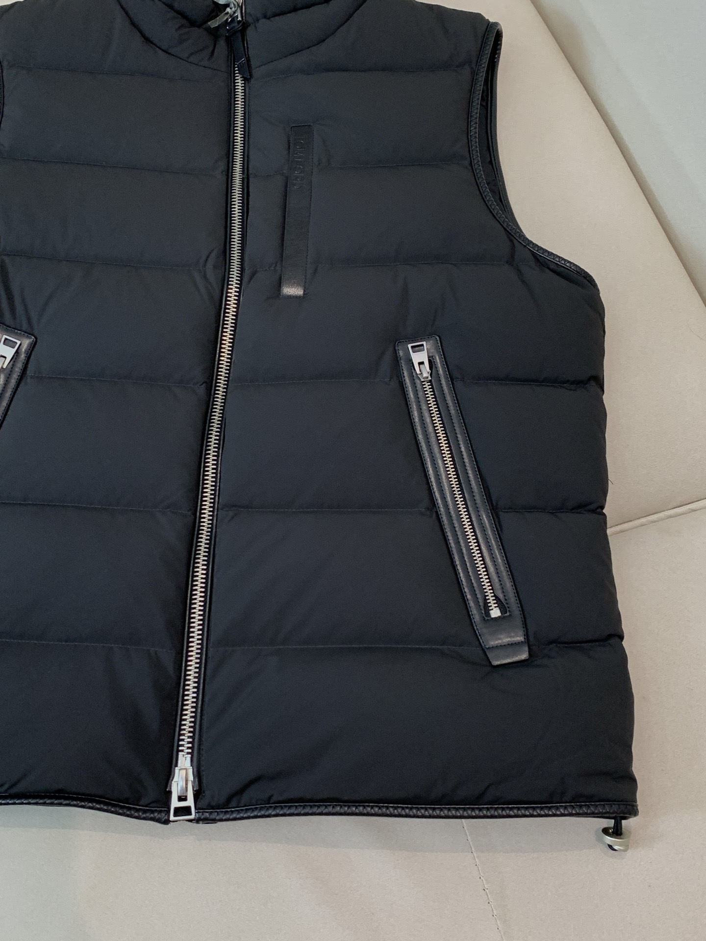 。羽绒 Tom Ford轻奢商务风立领羽绒马甲，内里填充90鸭绒，保暖舒适，面料选用质量上乘的环保可再生