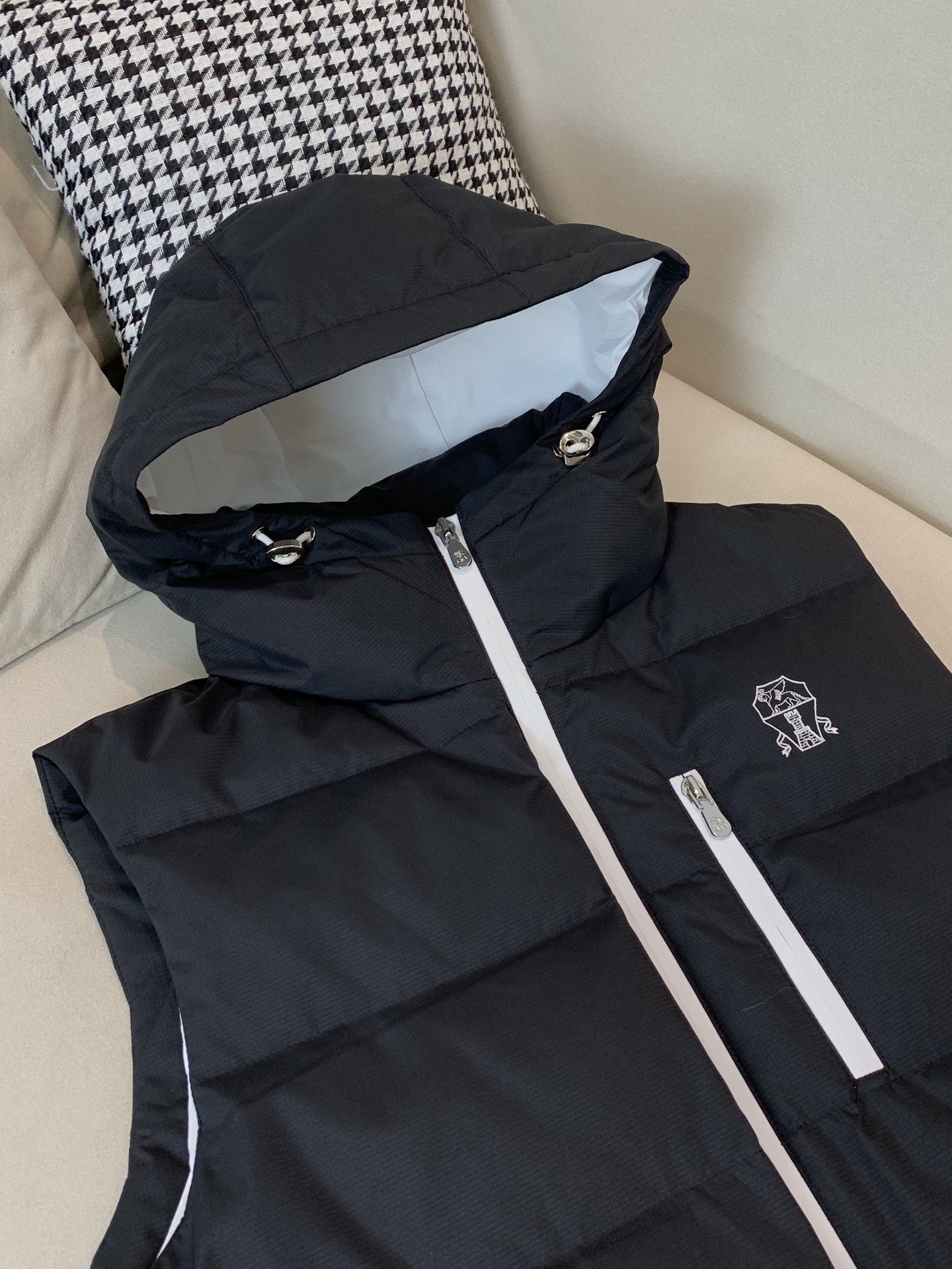 。羽绒 Tom Ford轻奢商务风立领羽绒马甲，内里填充90鸭绒，保暖舒适，面料选用质量上乘的环保可再生