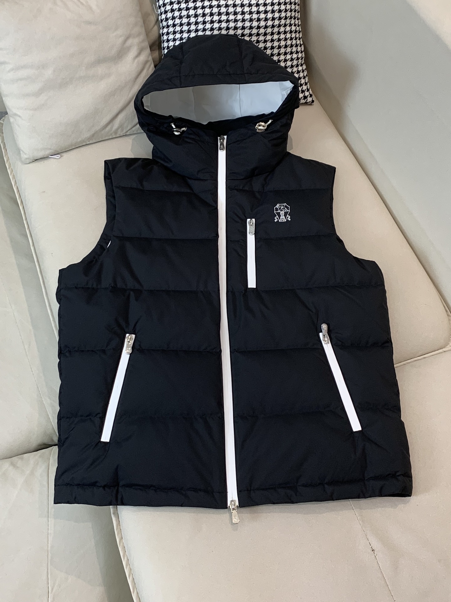 。羽绒 Tom Ford轻奢商务风立领羽绒马甲，内里填充90鸭绒，保暖舒适，面料选用质量上乘的环保可再生