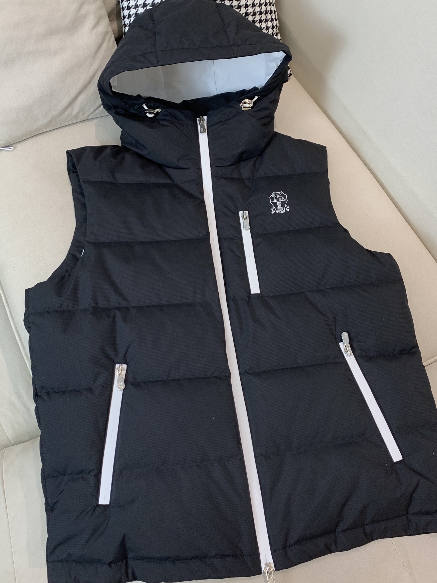 。羽绒 Tom Ford轻奢商务风立领羽绒马甲，内里填充90鸭绒，保暖舒适，面料选用质量上乘的环保可再生