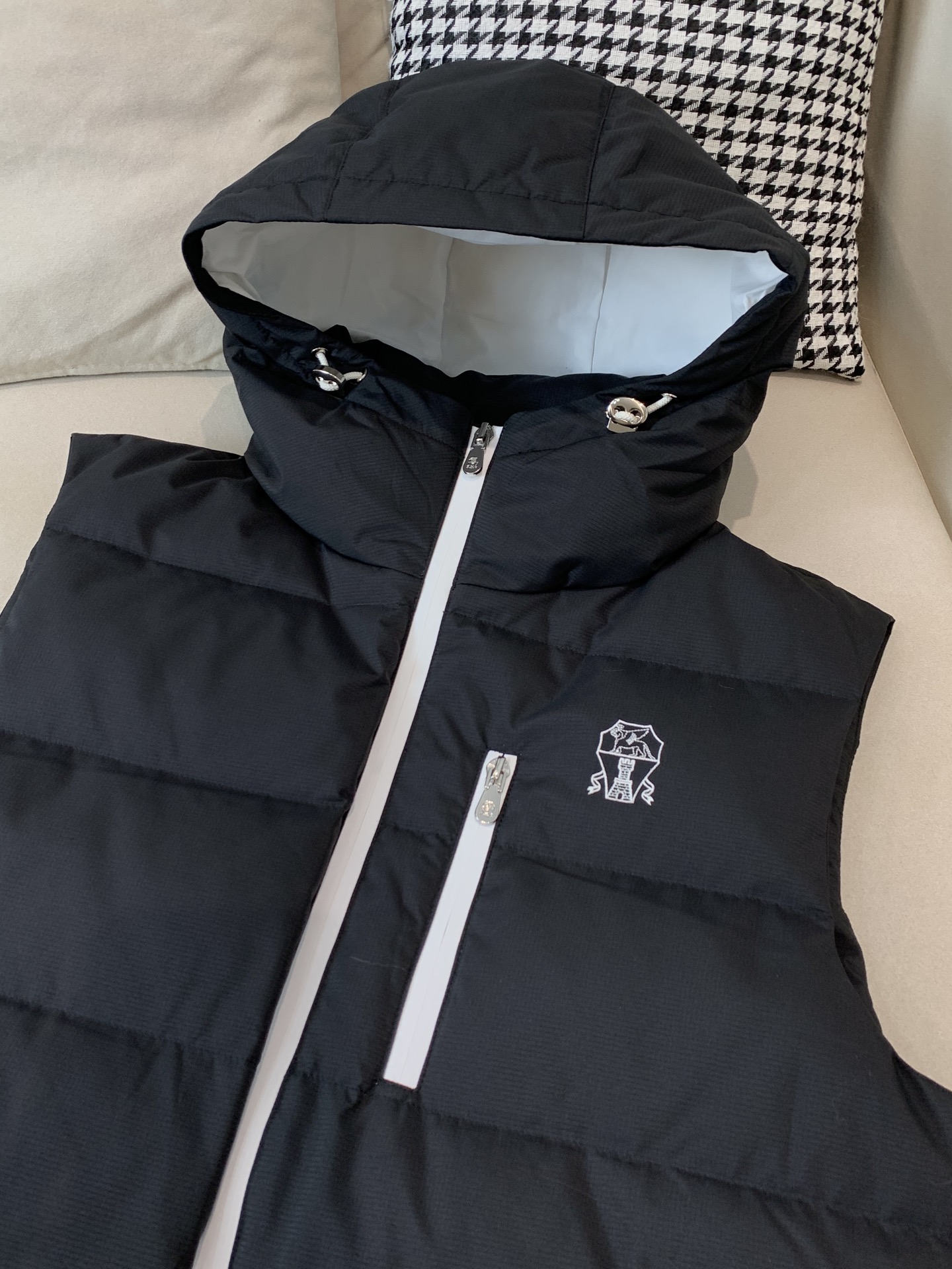 。羽绒 Tom Ford轻奢商务风立领羽绒马甲，内里填充90鸭绒，保暖舒适，面料选用质量上乘的环保可再生