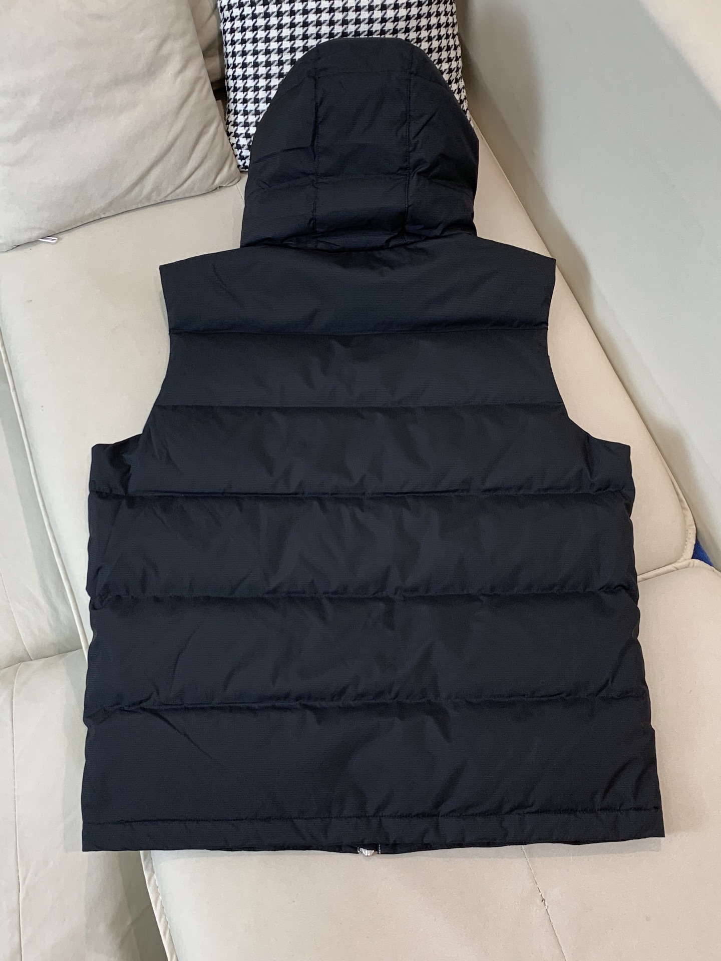 。羽绒 Tom Ford轻奢商务风立领羽绒马甲，内里填充90鸭绒，保暖舒适，面料选用质量上乘的环保可再生