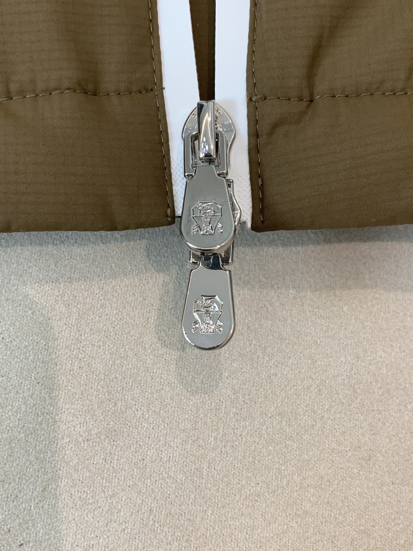 。羽绒 Tom Ford轻奢商务风立领羽绒马甲，内里填充90鸭绒，保暖舒适，面料选用质量上乘的环保可再生