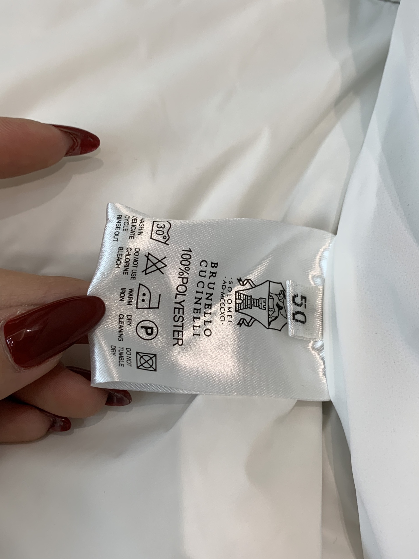 。羽绒 Tom Ford轻奢商务风立领羽绒马甲，内里填充90鸭绒，保暖舒适，面料选用质量上乘的环保可再生