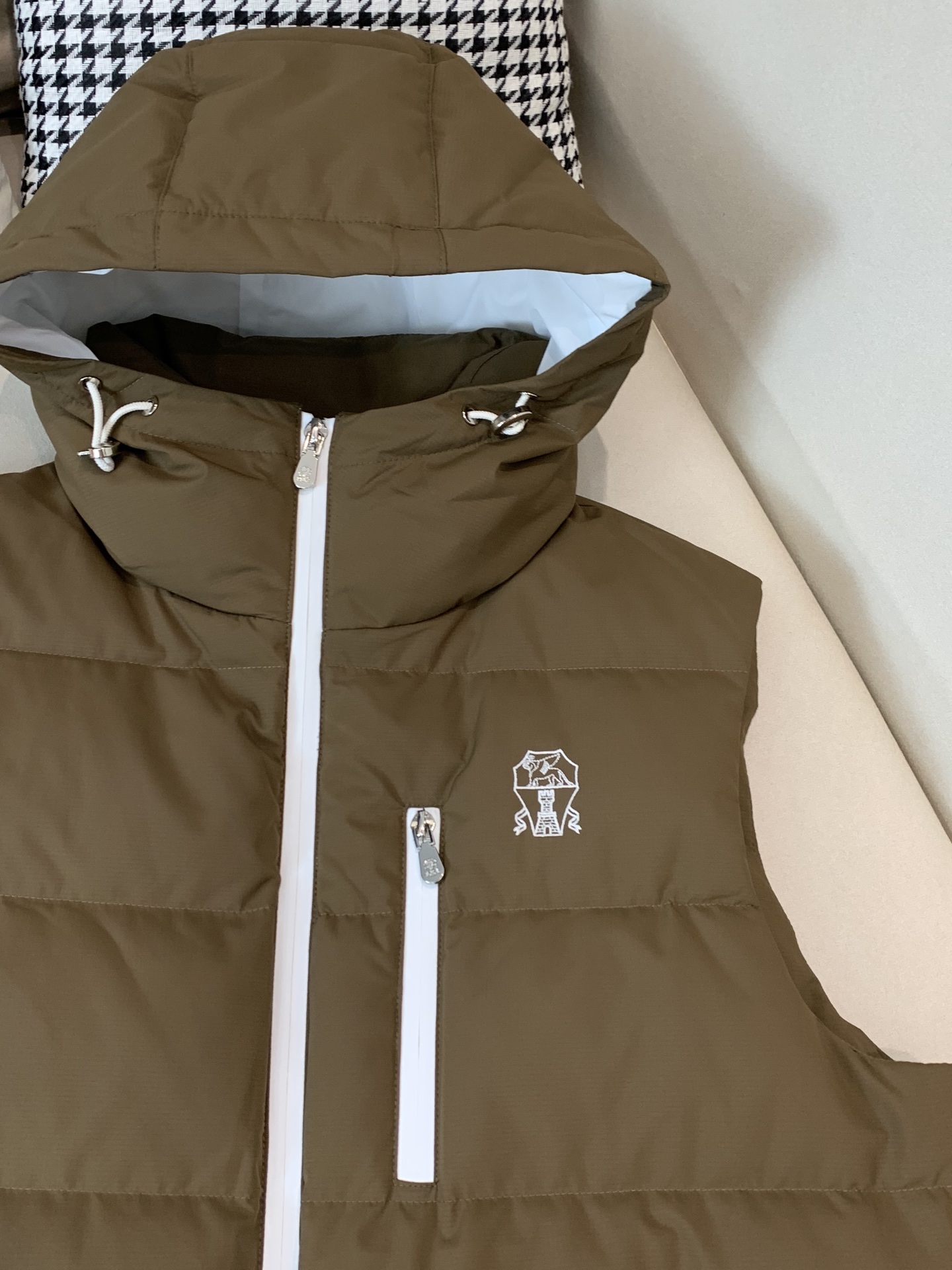 。羽绒 Tom Ford轻奢商务风立领羽绒马甲，内里填充90鸭绒，保暖舒适，面料选用质量上乘的环保可再生