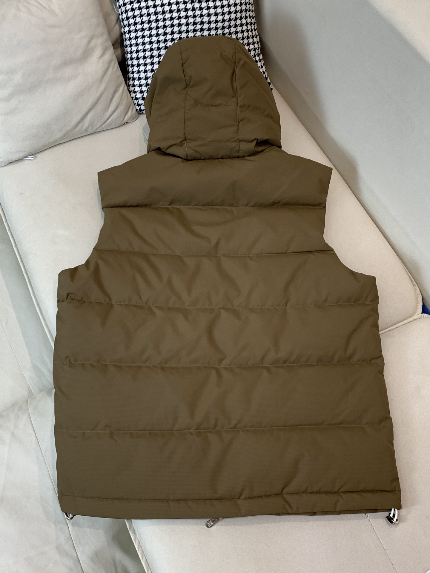 。羽绒 Tom Ford轻奢商务风立领羽绒马甲，内里填充90鸭绒，保暖舒适，面料选用质量上乘的环保可再生