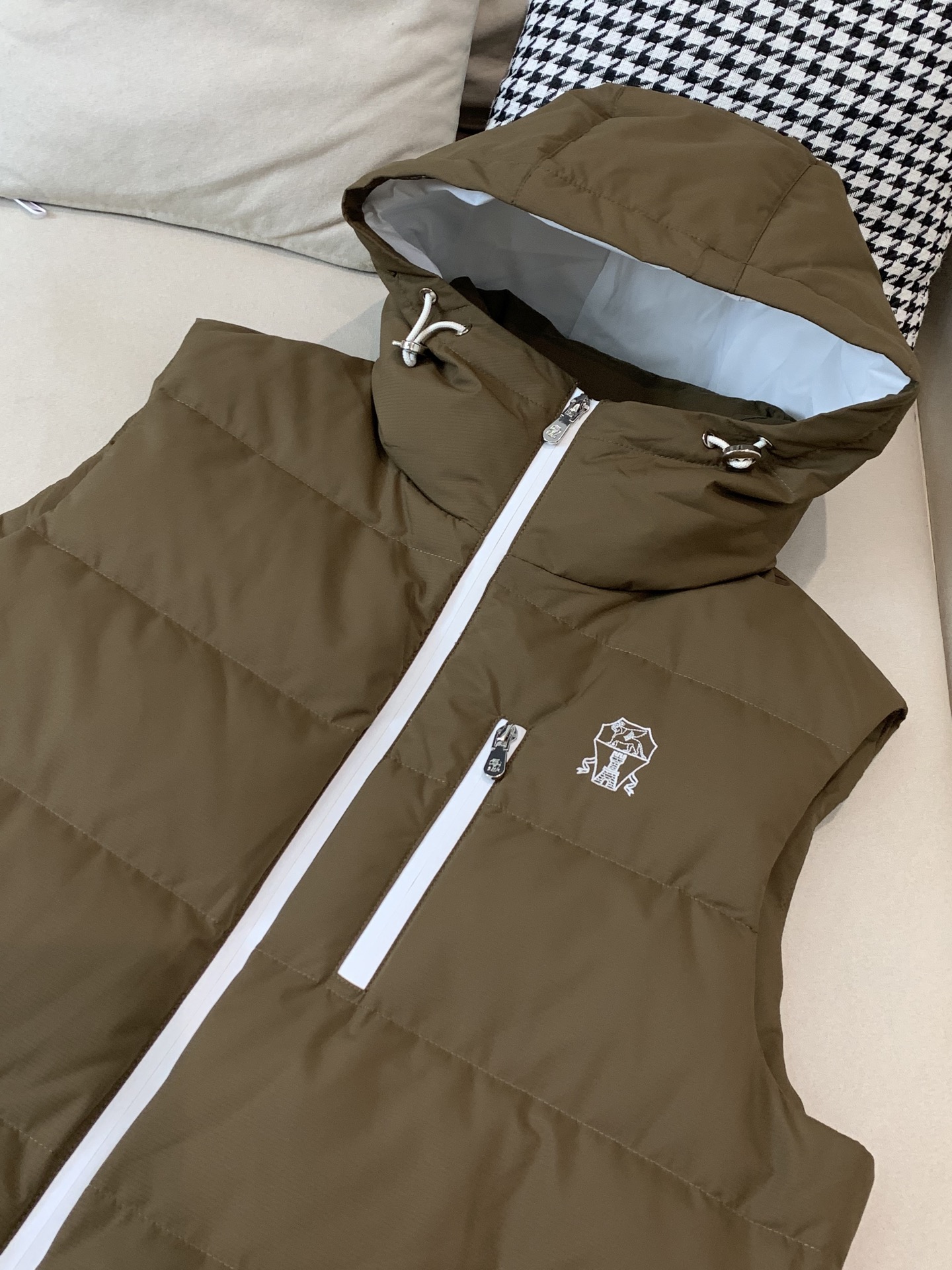 。羽绒 Tom Ford轻奢商务风立领羽绒马甲，内里填充90鸭绒，保暖舒适，面料选用质量上乘的环保可再生