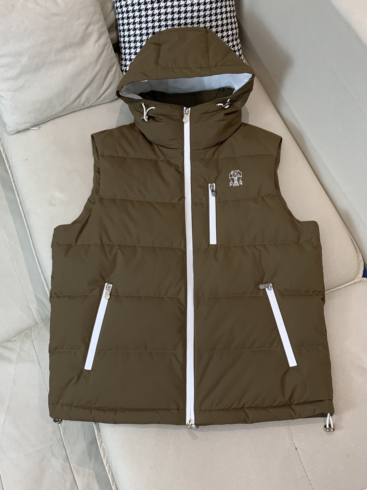 。羽绒 Tom Ford轻奢商务风立领羽绒马甲，内里填充90鸭绒，保暖舒适，面料选用质量上乘的环保可再生