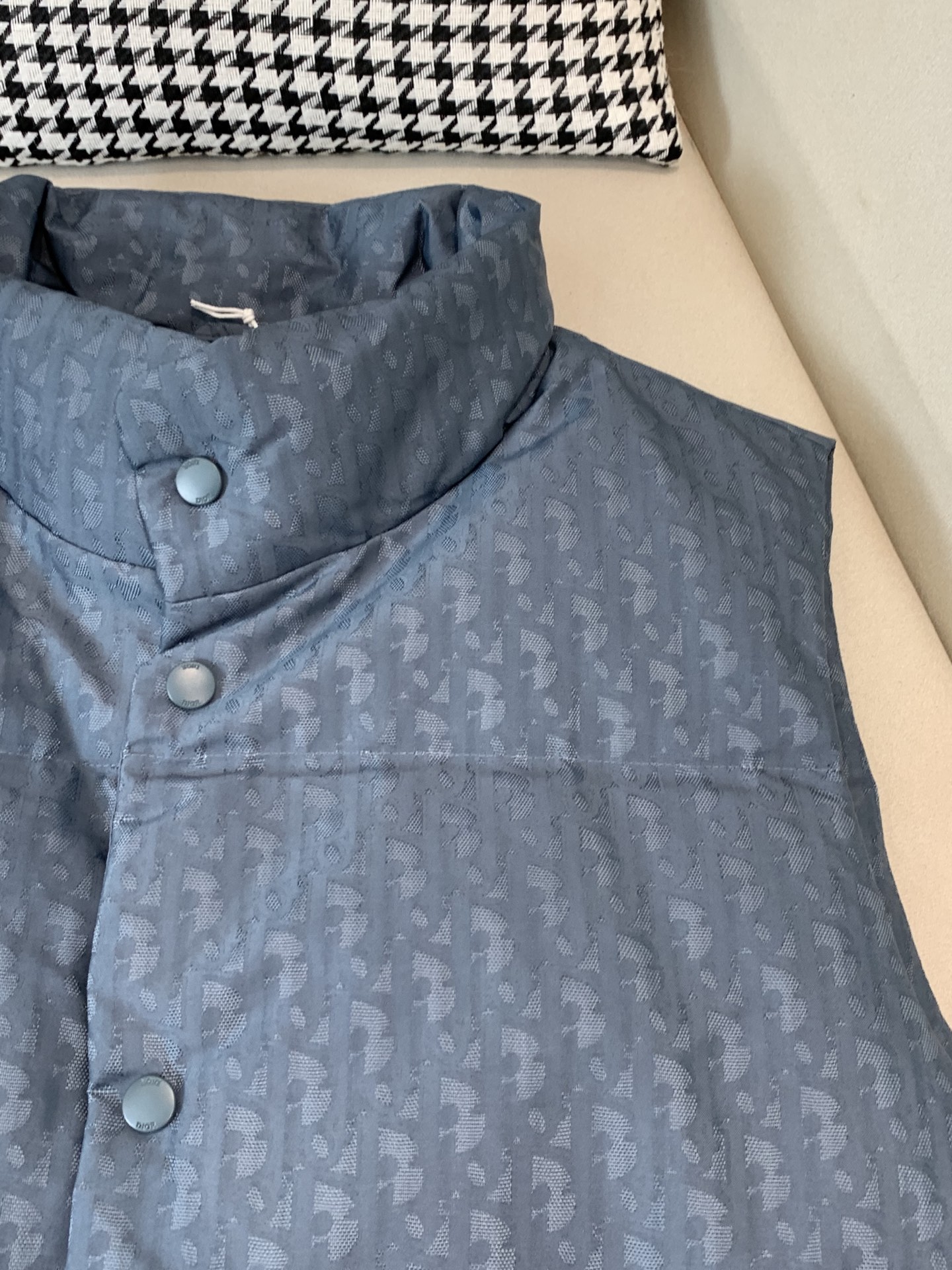 。羽绒 Dior/迪奥家25SS爆款满印暗纹提花立领羽绒马甲 绗缝夹克灰色提花科技面料 Oblique 