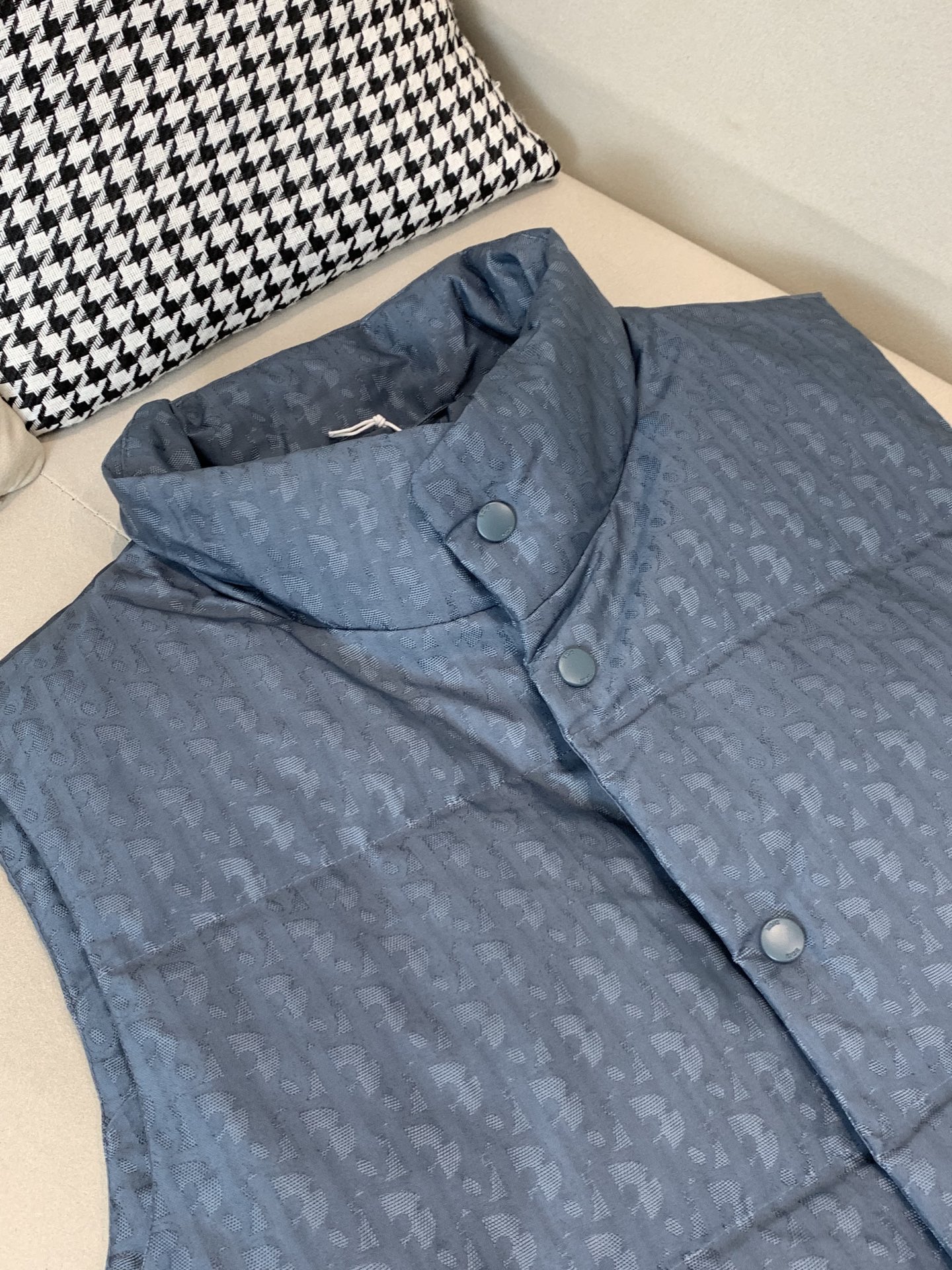 。羽绒 Dior/迪奥家25SS爆款满印暗纹提花立领羽绒马甲 绗缝夹克灰色提花科技面料 Oblique 