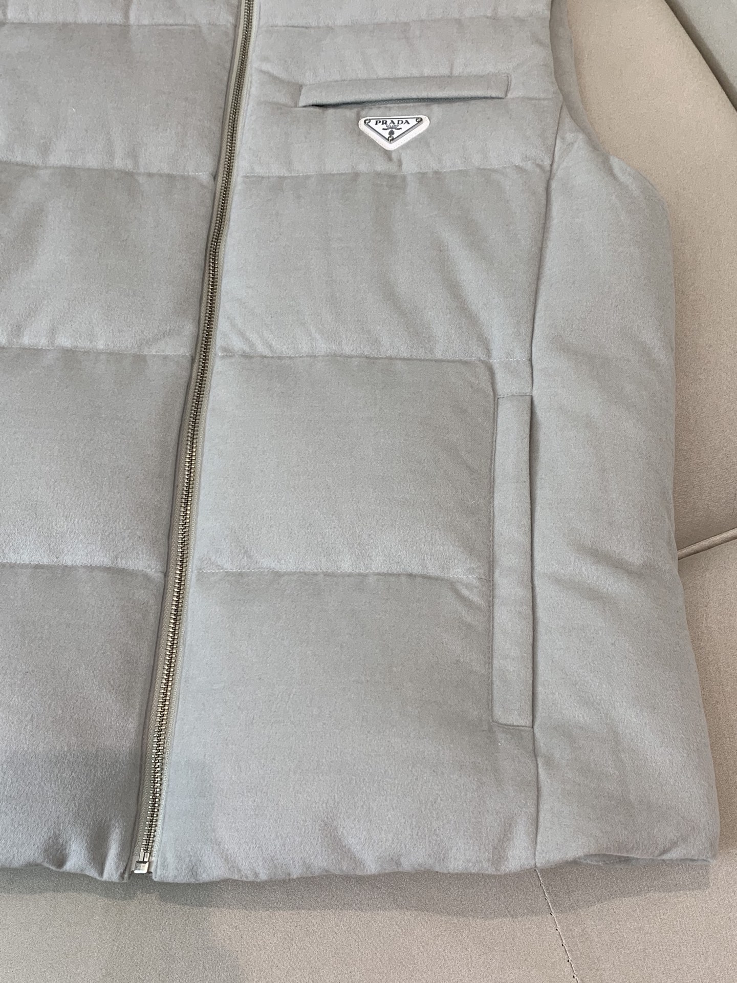 。羽绒 普拉达💥独家专供秋冬新款立领羽绒马甲。整身填充90白鸭绒，胸口经典三角标设计。降温天气必备的保暖